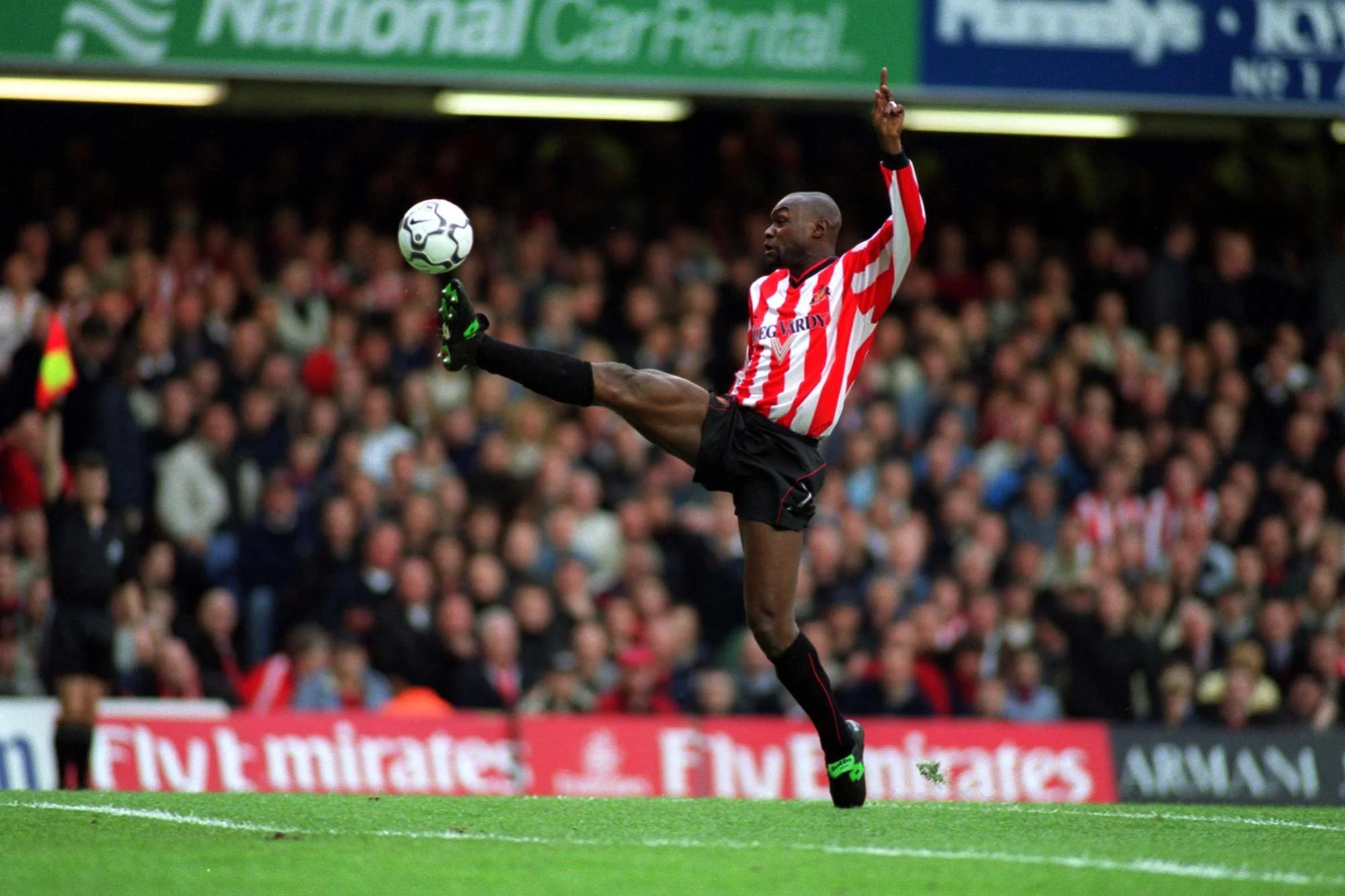 Chelsea - Sunderland. Premiership.
Patrick Mboma stretches for the ball
