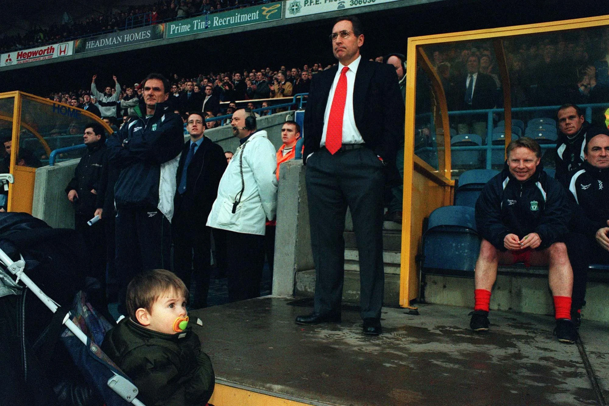 Huddersfield-Liverpool. FA Cup 3rd round.
Gerard Houllier, Phil Thompson, Sammy Lee, and a baby in a pram.
