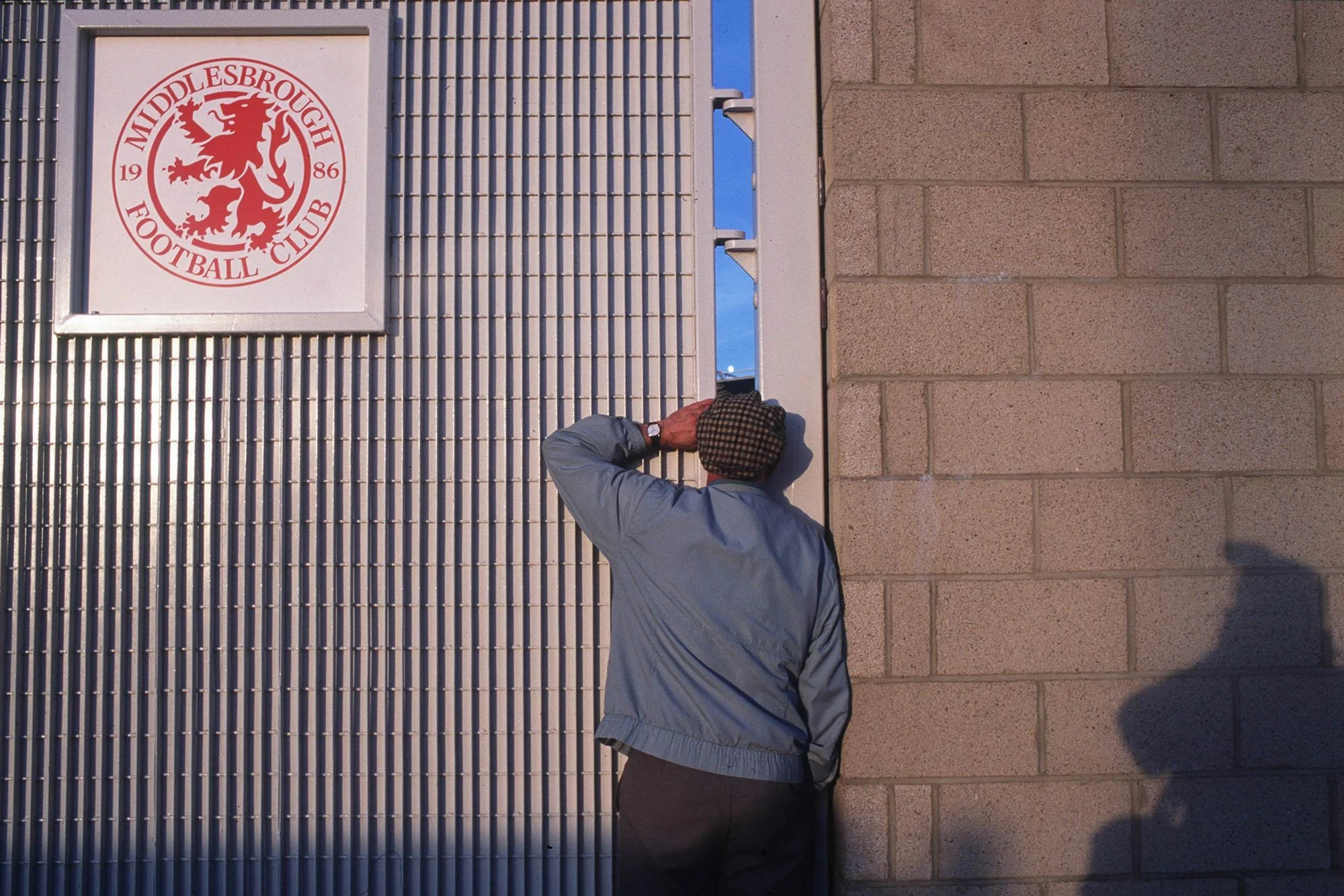 Middlesbrough, Riverside Stadium.
Middlesbrough-Leeds United.
Fan watching football for free