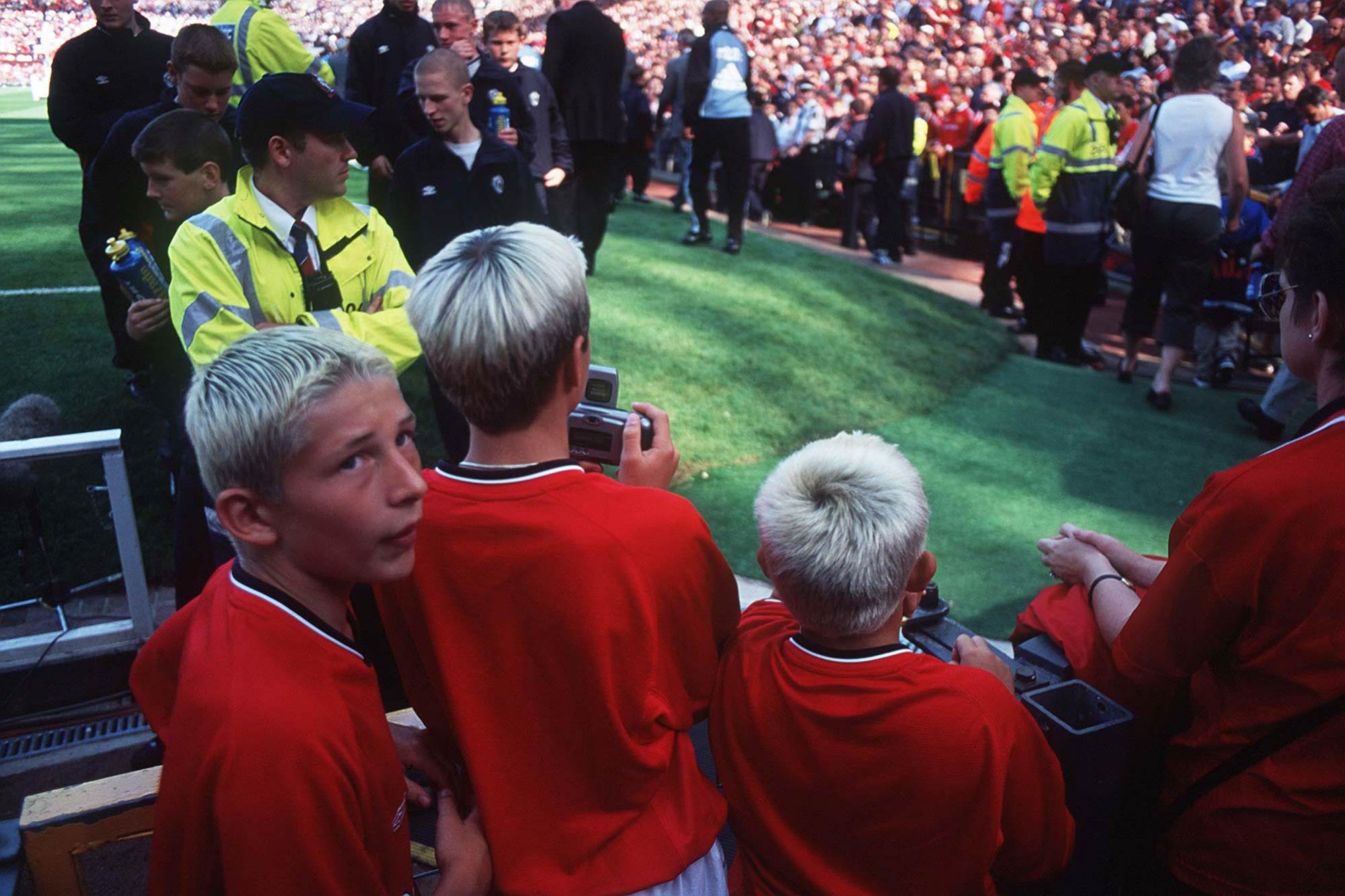 Manchester Utd - Newcastle Utd, Premiership.
Young United fans wait for the players.
