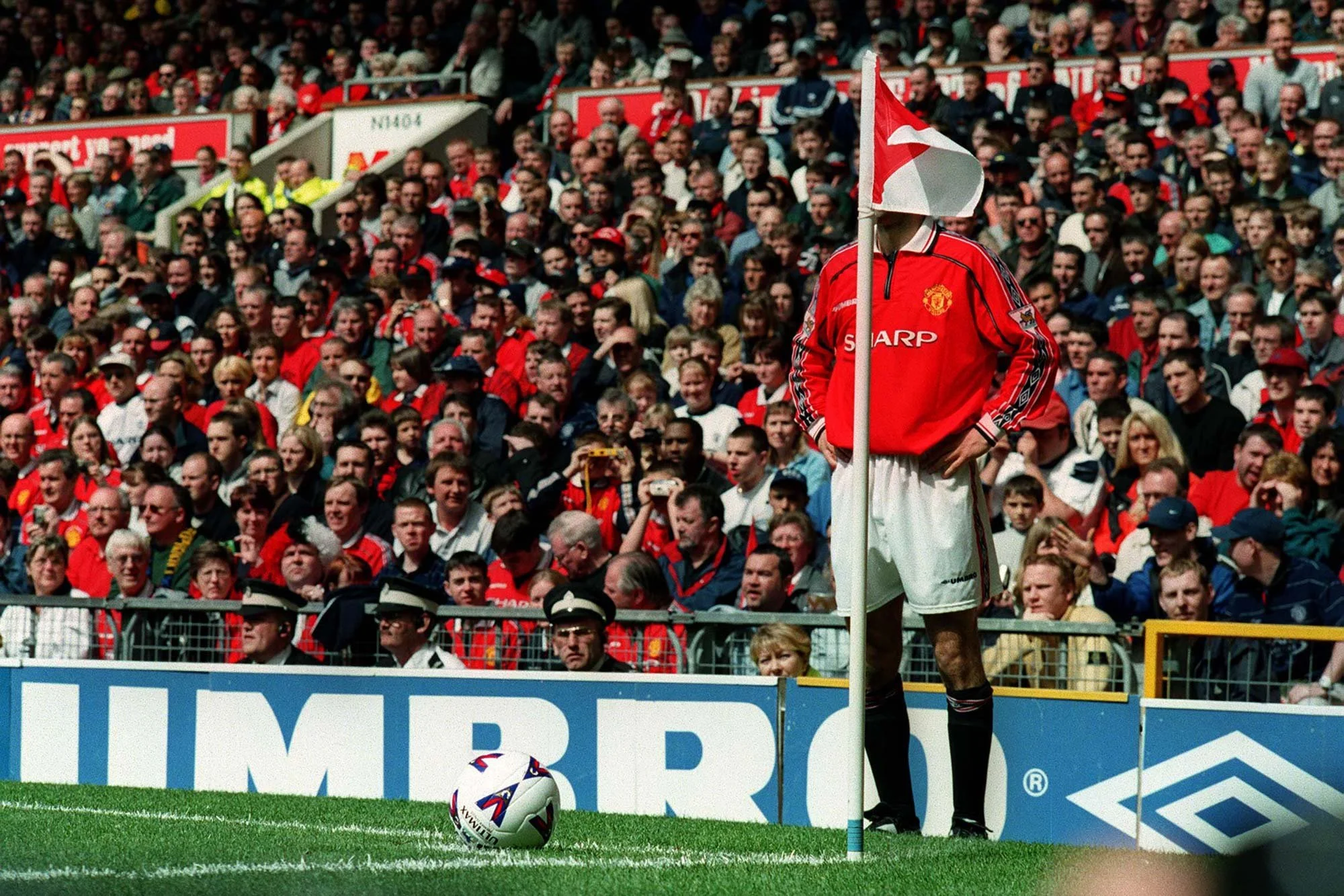 Manchester United - Chelsea. Premiership.
Ryan Giggs waits to take a corner.