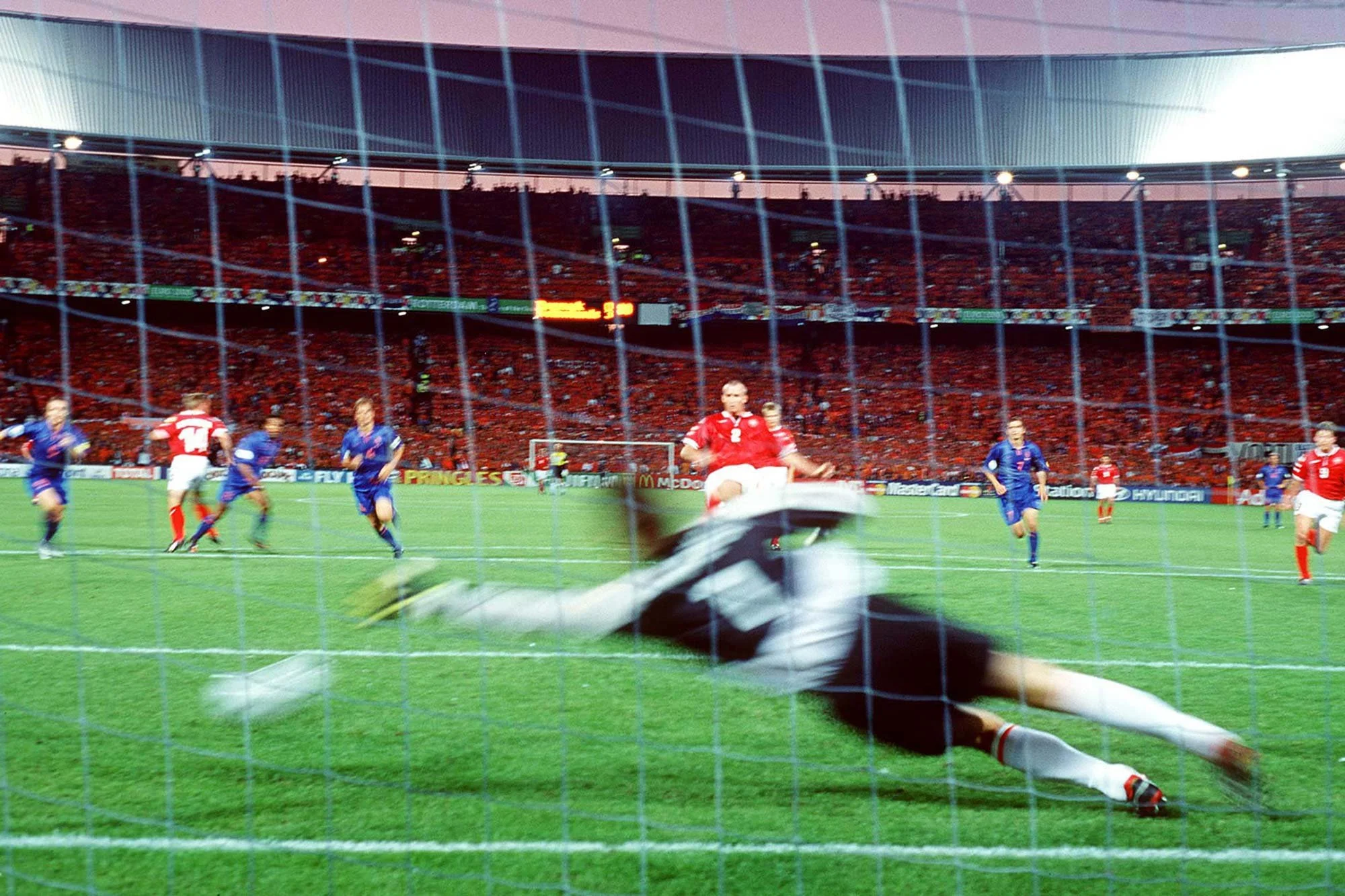 Euro 2000, Feijenoord Stadium, Rotterdam.
Denmark - Holland.
Penalty.
