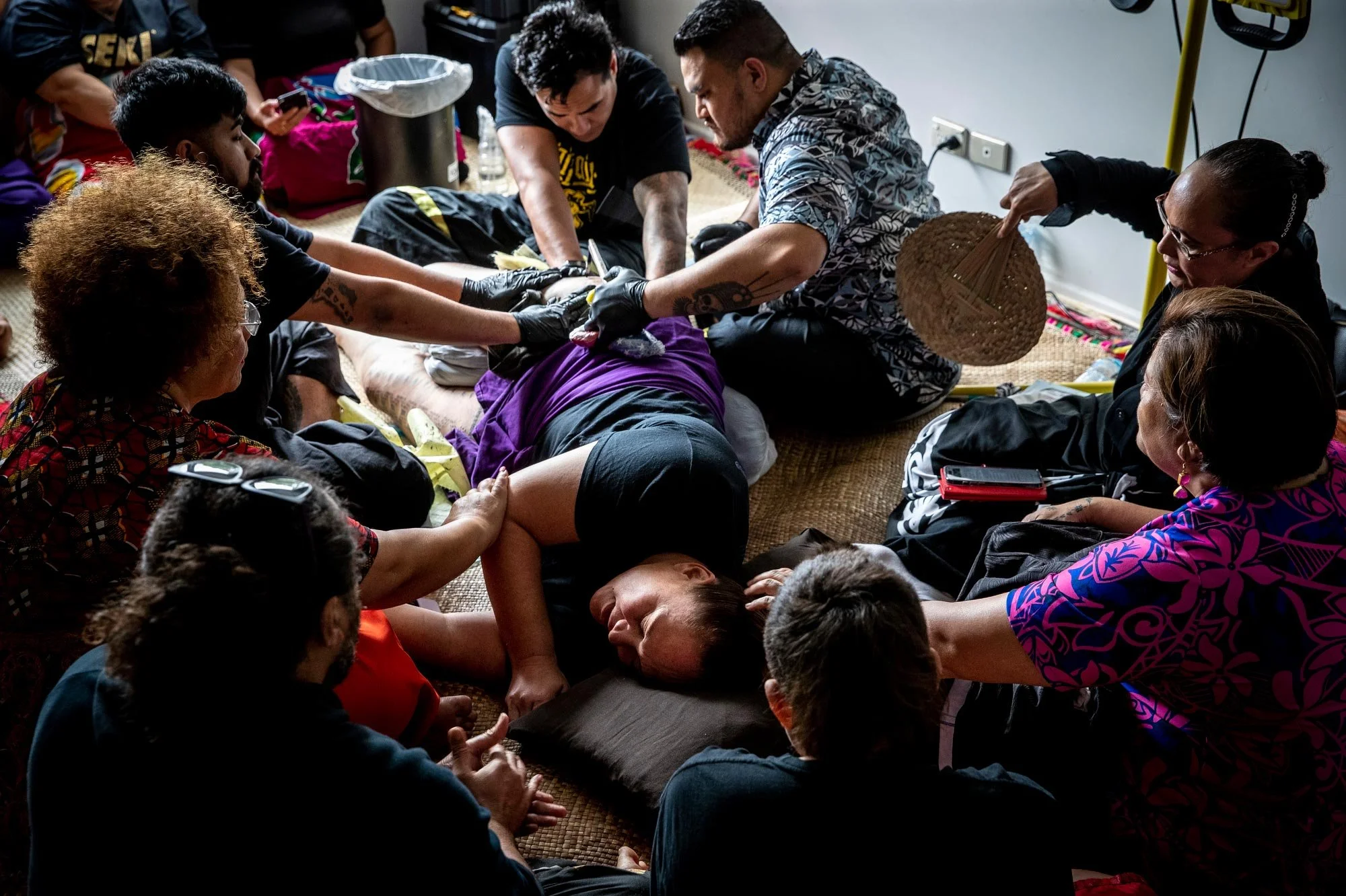 Deputy Prime Minister Carmel Sepuloni receives her malu (tattoo) from tufuga ta tatau master tattooist, Li’aifaiva Imo Levi.
Photograph Michael Craig