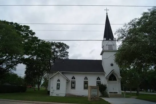 Laurie’s customers, Fernando and Kate embracing by the lake on their wedding day.