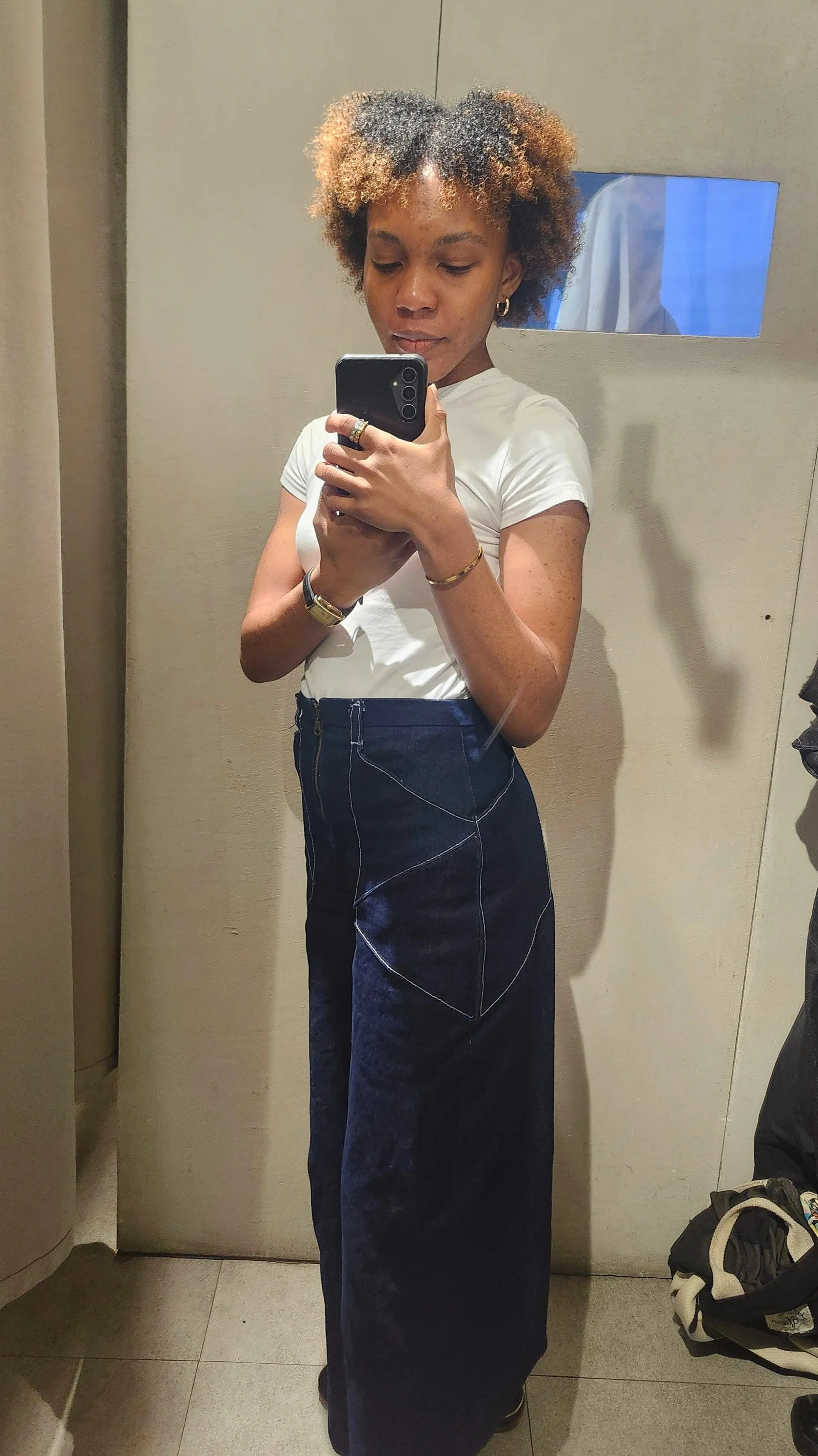 Model 5'3" and 105 lbs posing wearing the LOMOKE Signature Pocket Jeans