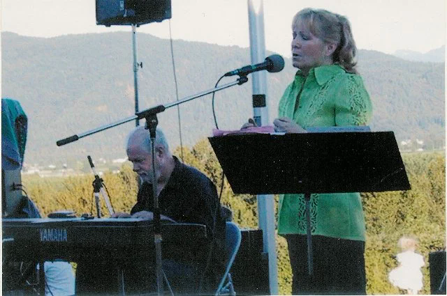 Joani Taylor singing outdoors with Bob Murphy at the keyboard.