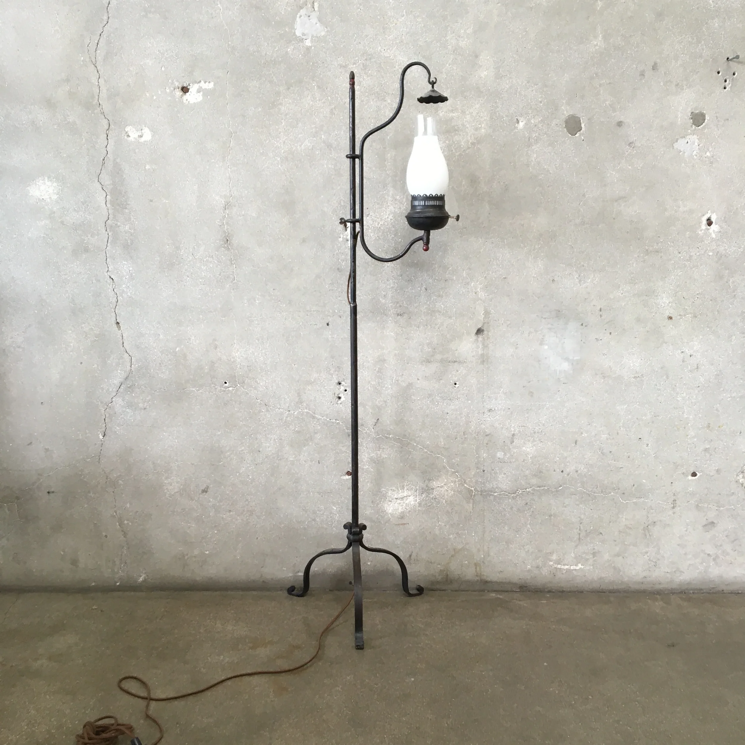 Early Mason MFG Monterey Furniture Iron Lamp
