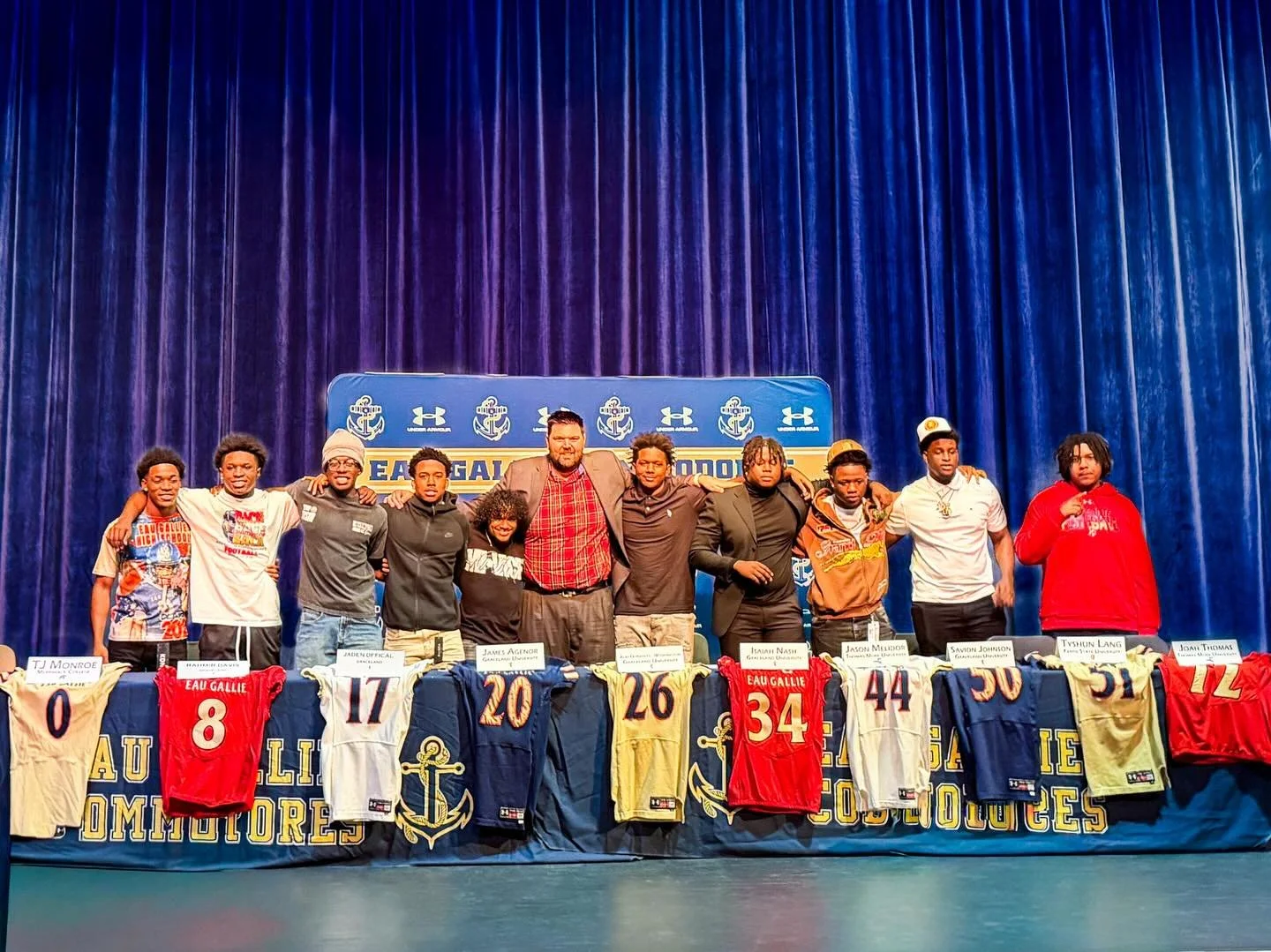 Signing day 📝

#anchordown #egbyfiddy #seniors #signingday #football