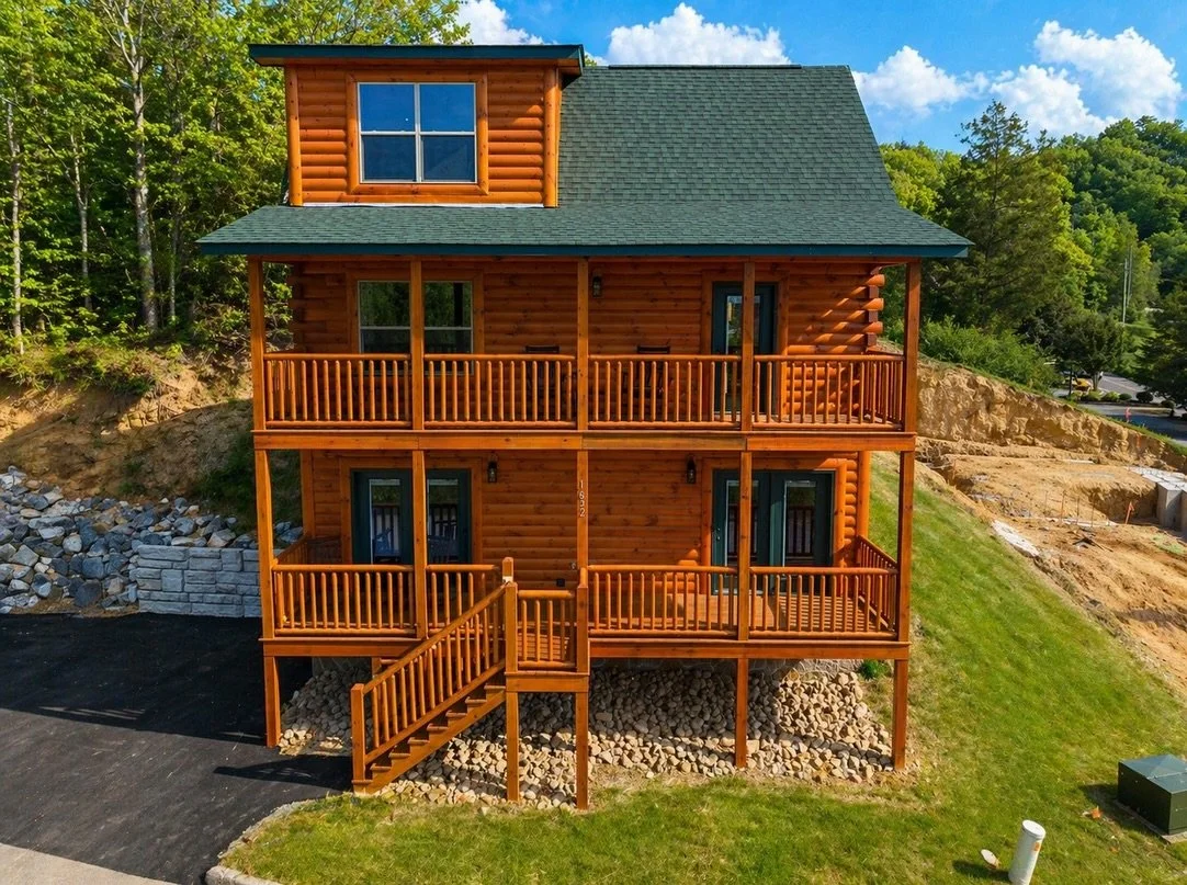 Turnkey Smoky Mountain cabin with a water view of Walden&rsquo;s Creek 🌲💧 just minutes from everything Pigeon Forge has to offer. Tucked just off Waldens Creek Rd, you get the perfect balance of privacy and convenience&mdash;ideal for a personal ge