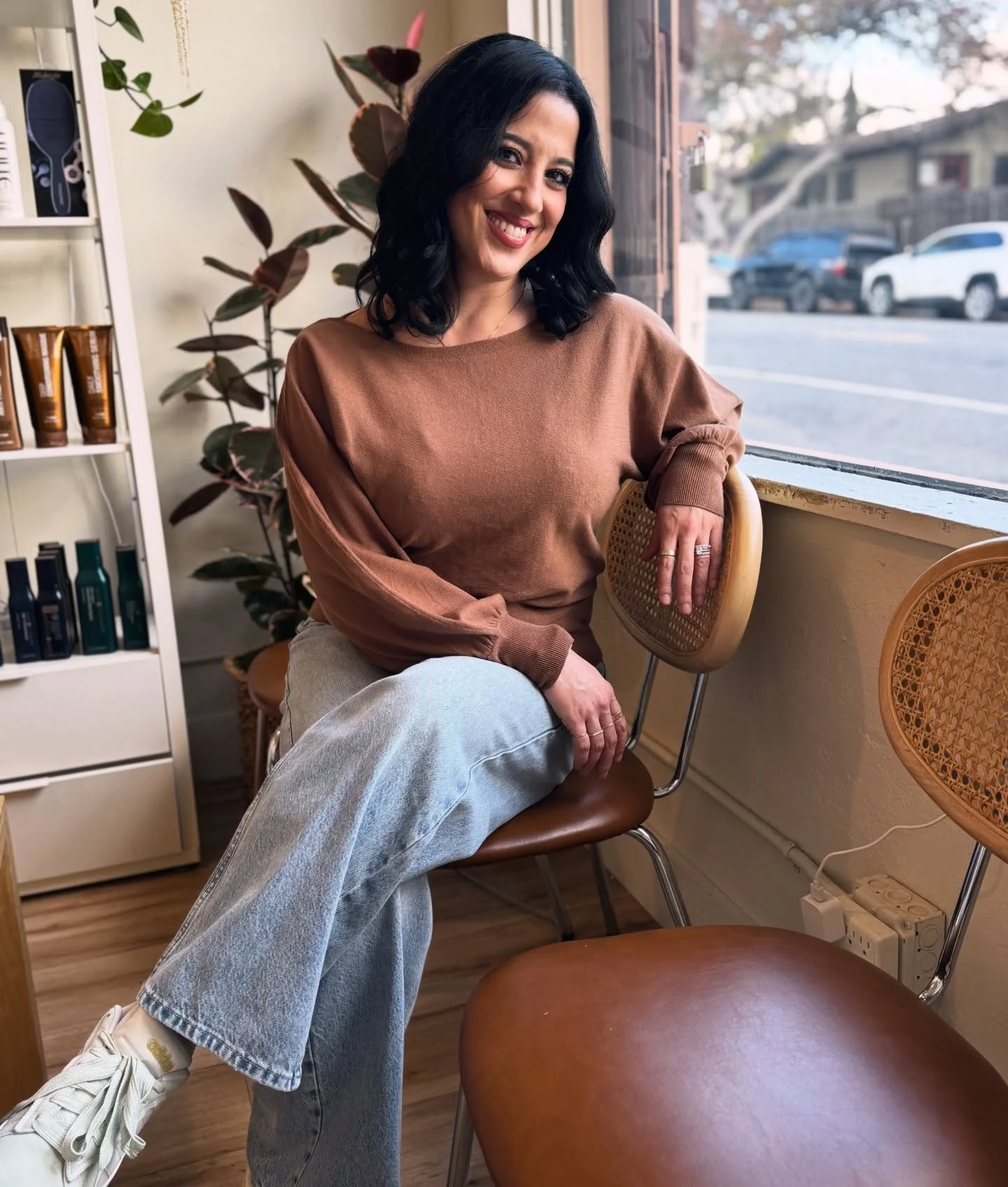 Meet Sheena ✨
She specializes in seamless color that melts into natural base tones, medium-to-long haircuts designed to grow out beautifully, classic blowouts, and dimensional blonding + bronding.

Not her lane: short blunt cuts, bobs, pixies, men&rs