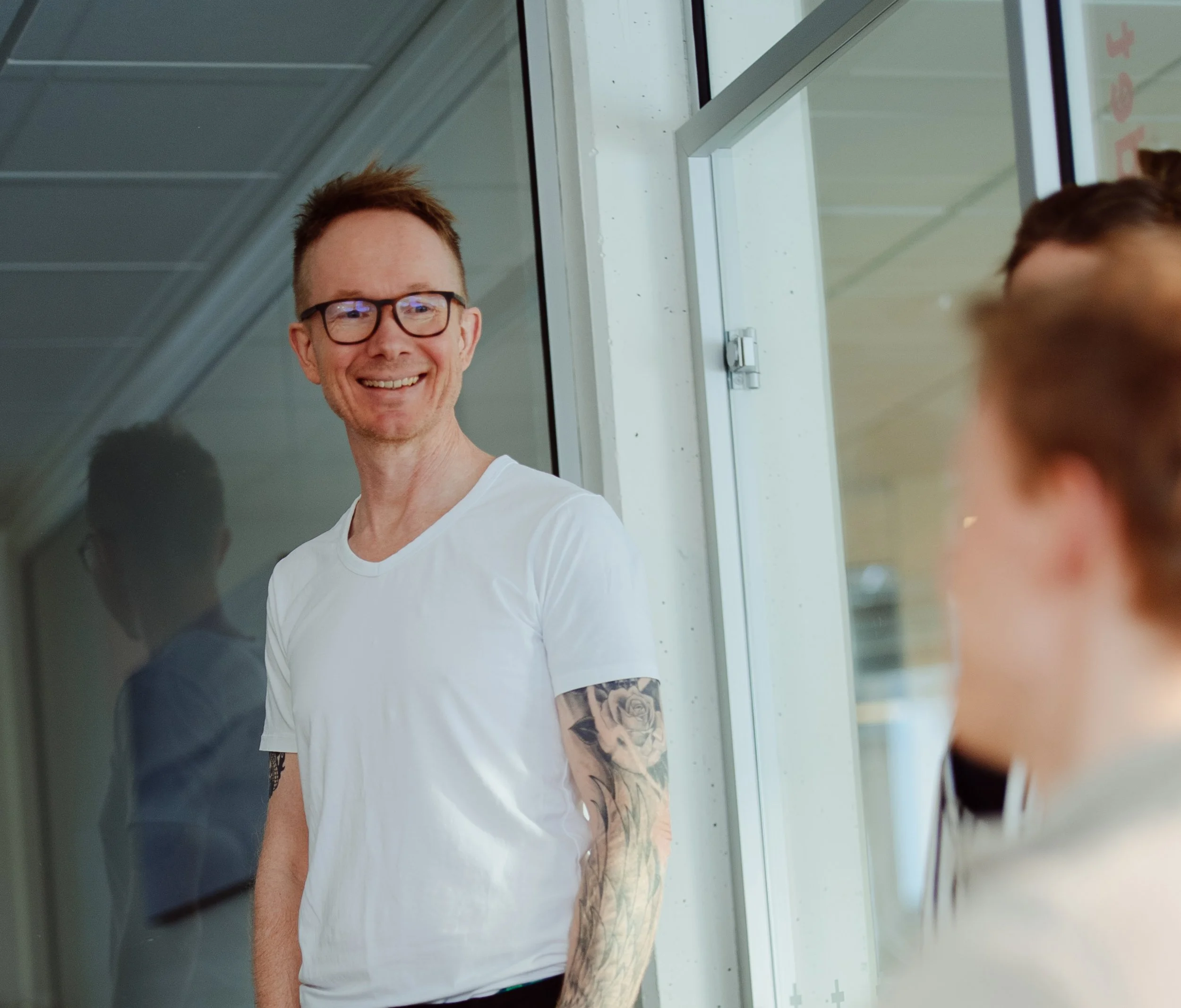 fasilitator tormod sperstad som smiler mot workwhopdeltakere