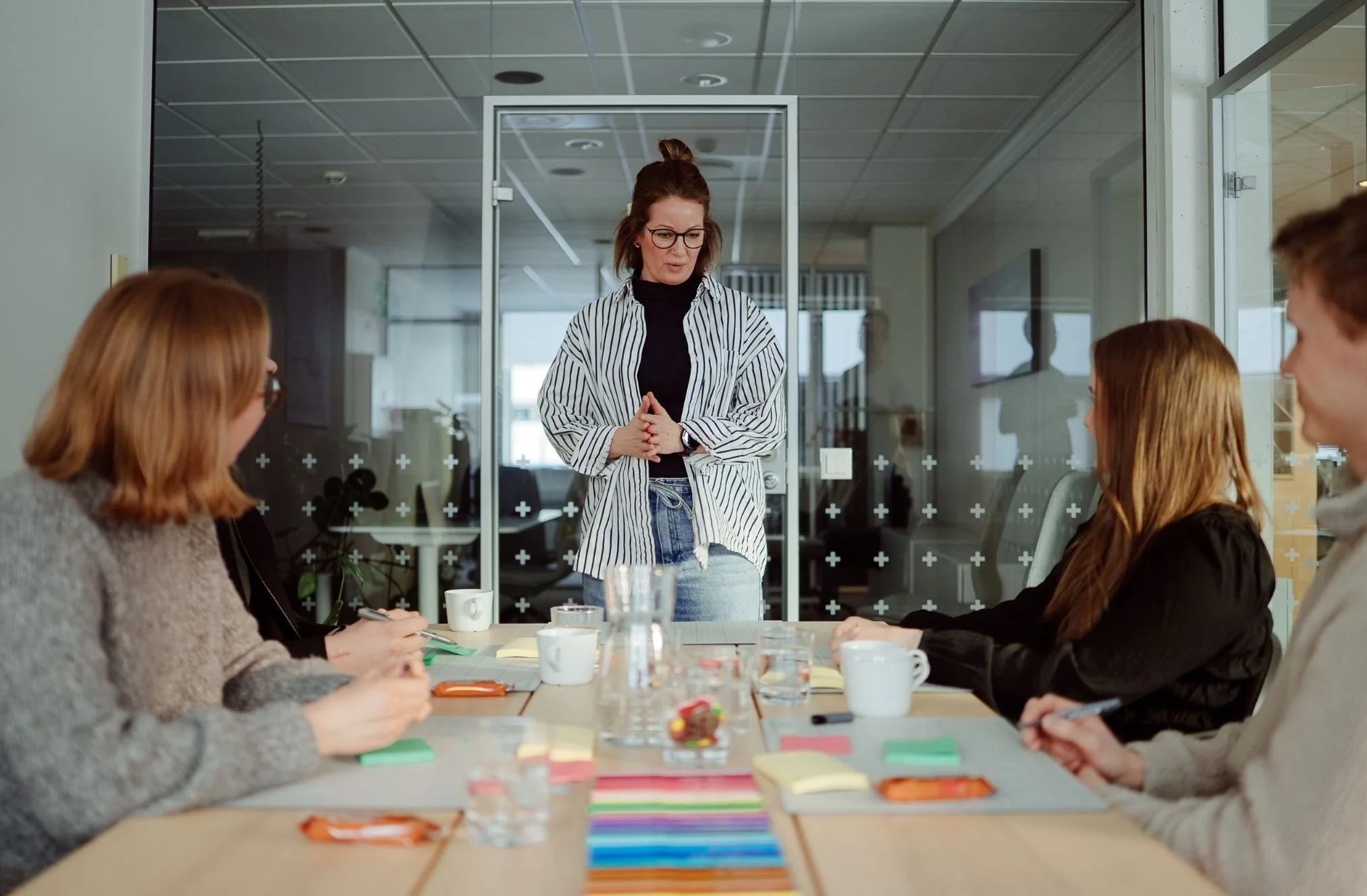 merete dagsgard som fasiliterer strategiworkshop for en virksomhet med tre personer rundt et bord