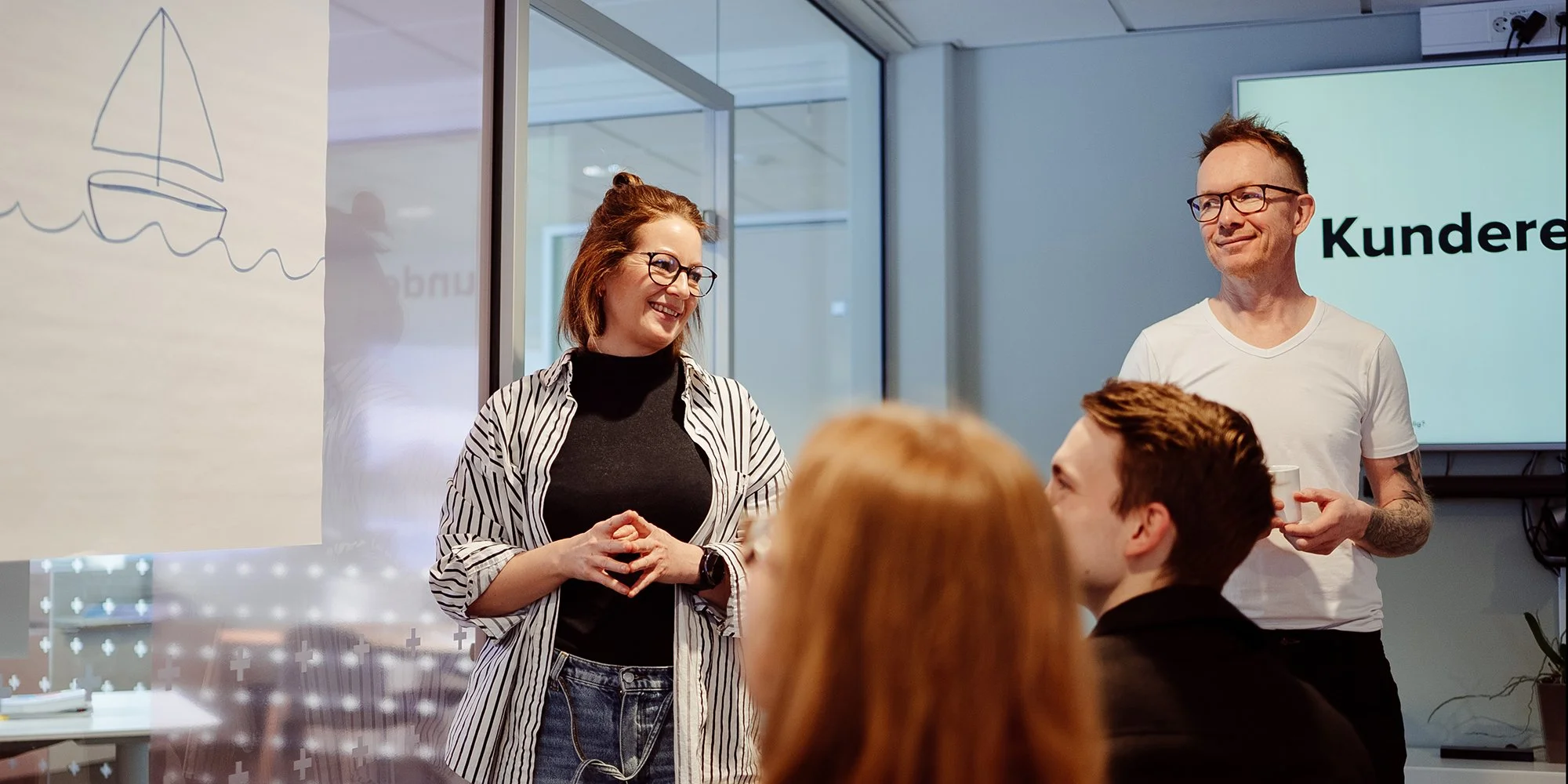 merete dagsgard og tormod sperstad fasiliterer workshop der deltakerne skal i gang med øvelsen "seilbåt"