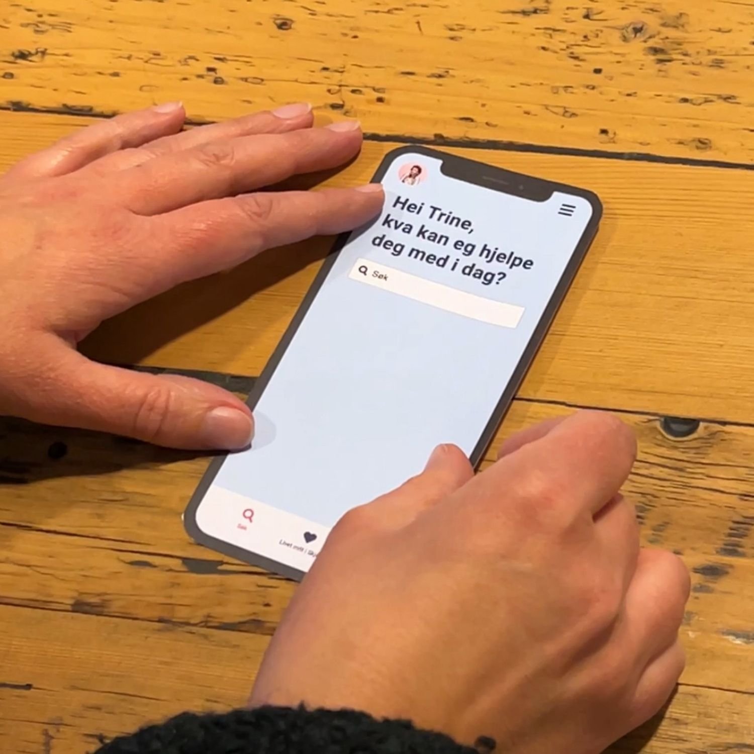 en person som gjennomfører brukertest i design thinking med en papirprototype