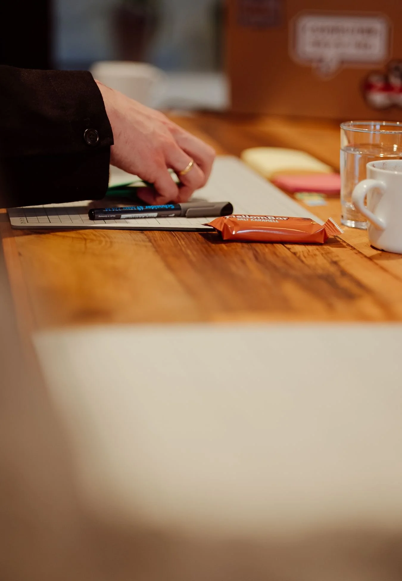 nærbilde av hånd som jobber under workshopøvelse