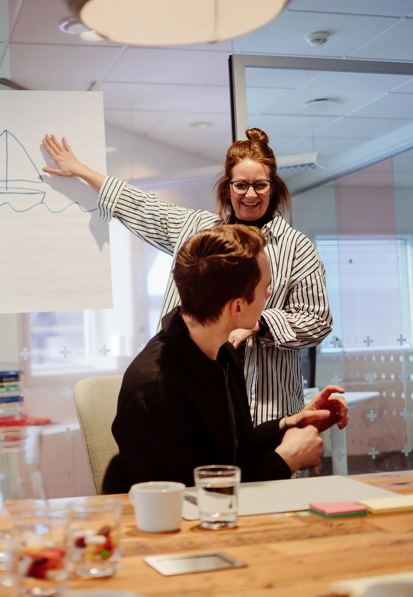 fasilitator som forklarer workshopdeltaker en workshopøvelse