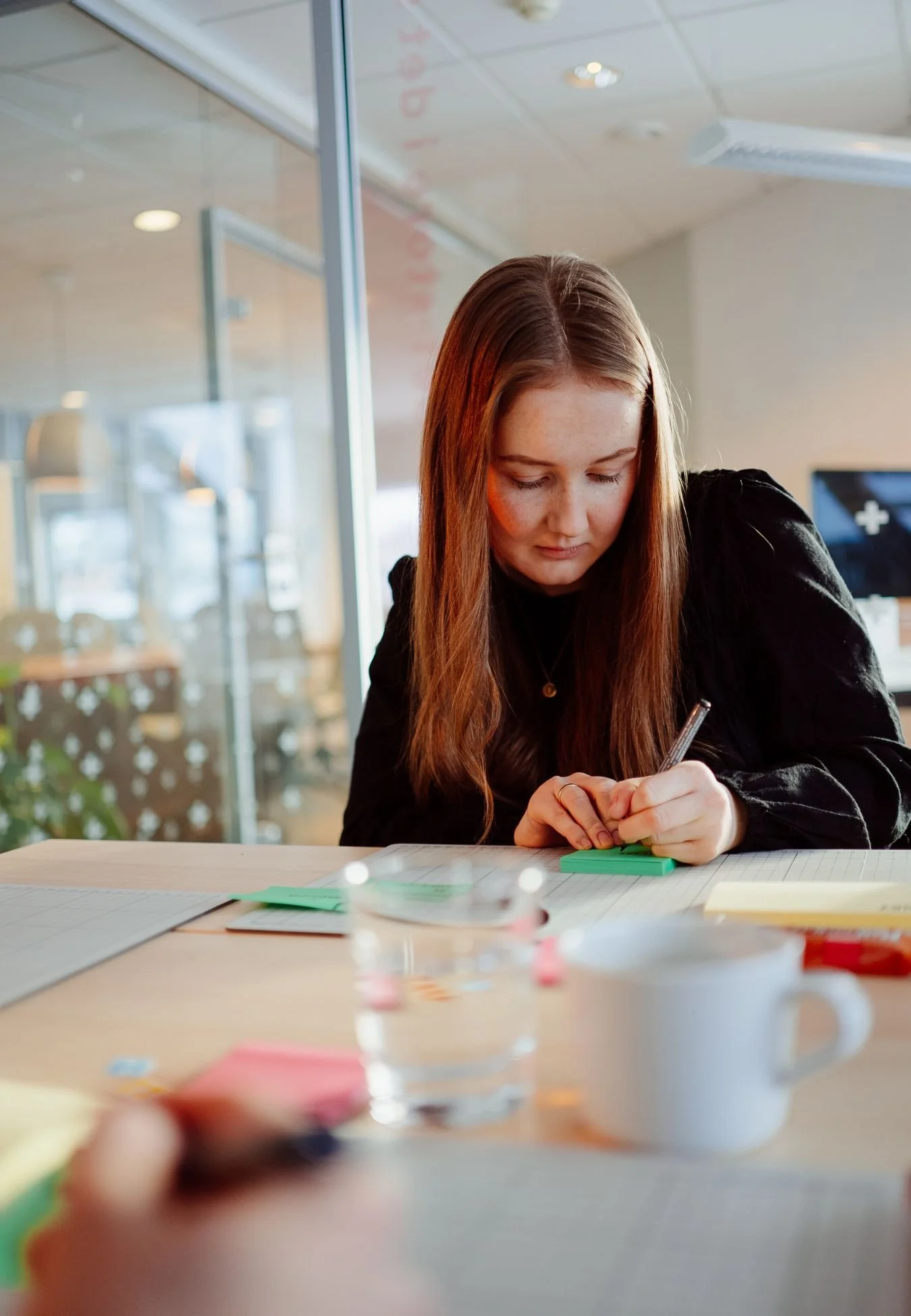 kvinne som jobber med idegenerering under workshop