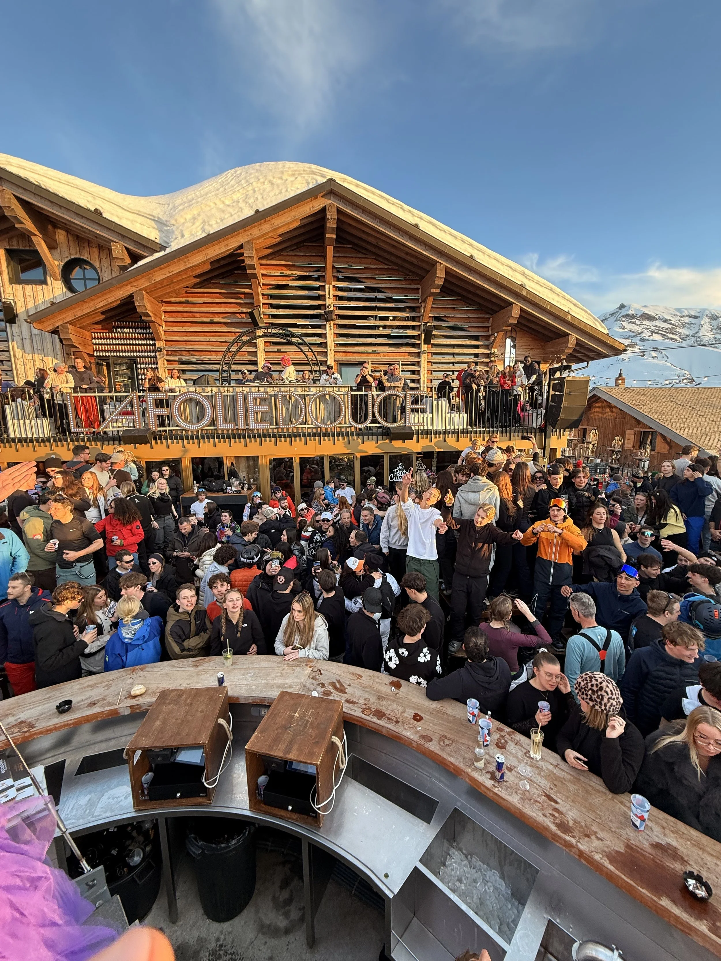 Le chalet de La Folie Douce Avoriaz et son enseigne lumineuse, au-dessus de la foule réunie pour l'après-ski