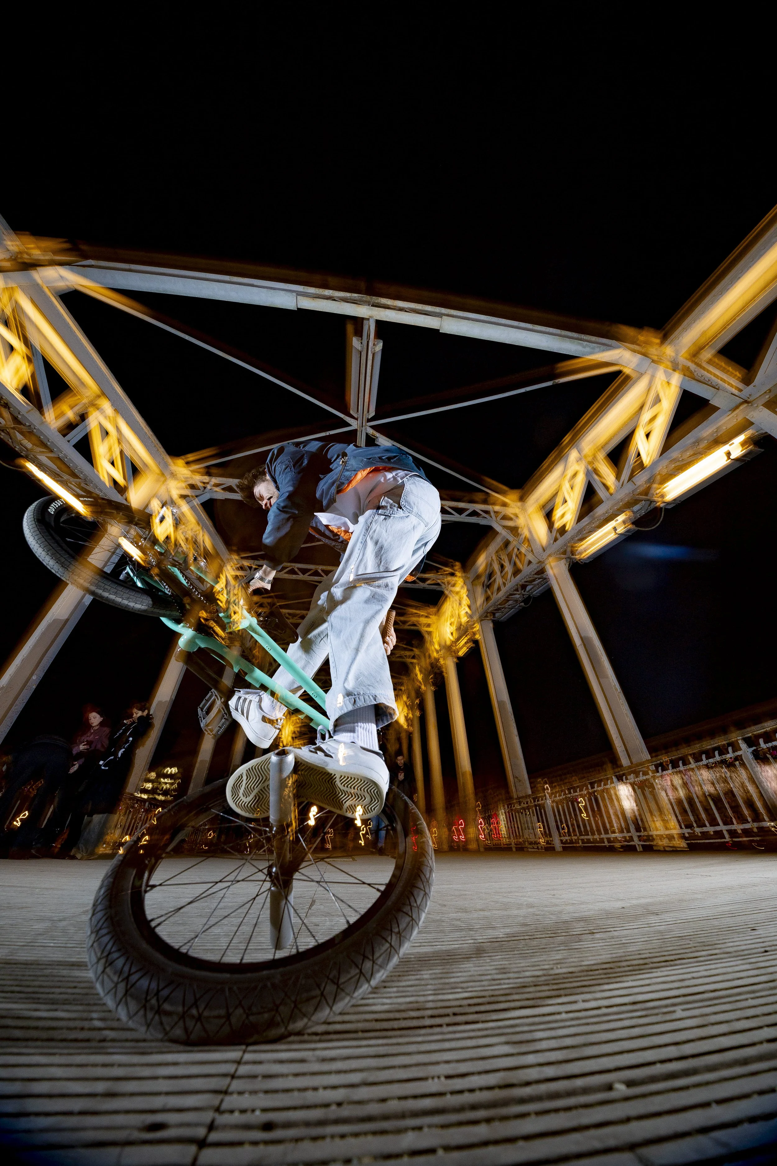 rider BMX en trick de nuit