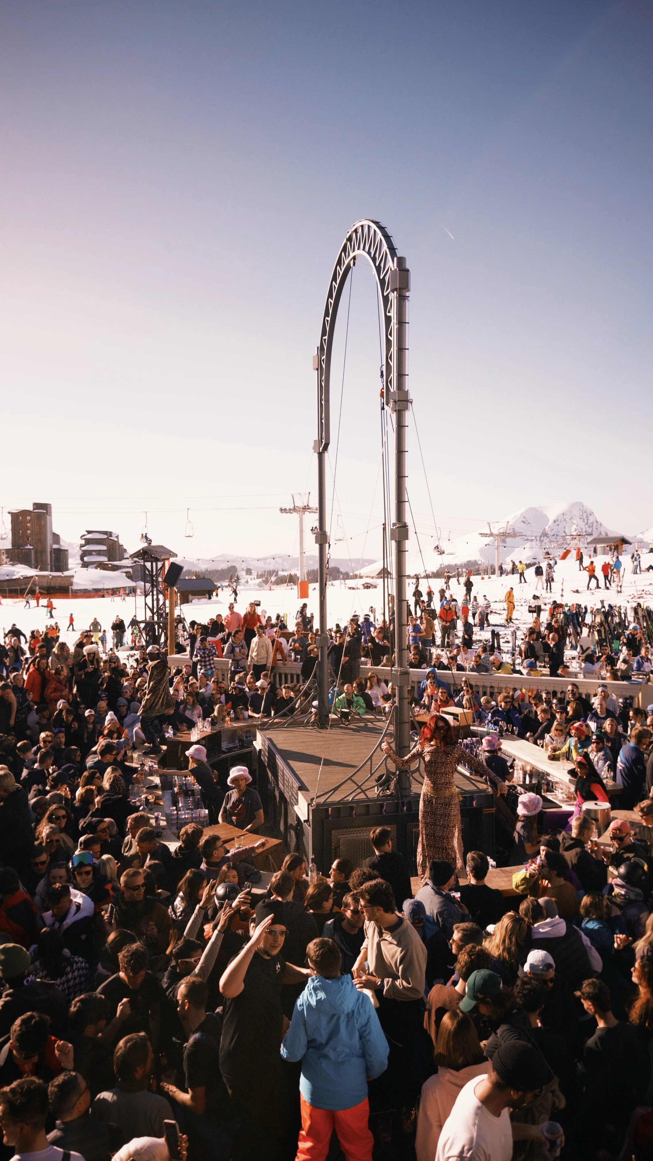 Show de BMX flat sur la scène de La Folie Douce Les Arcs, en été, devant le public installé dans les gradins