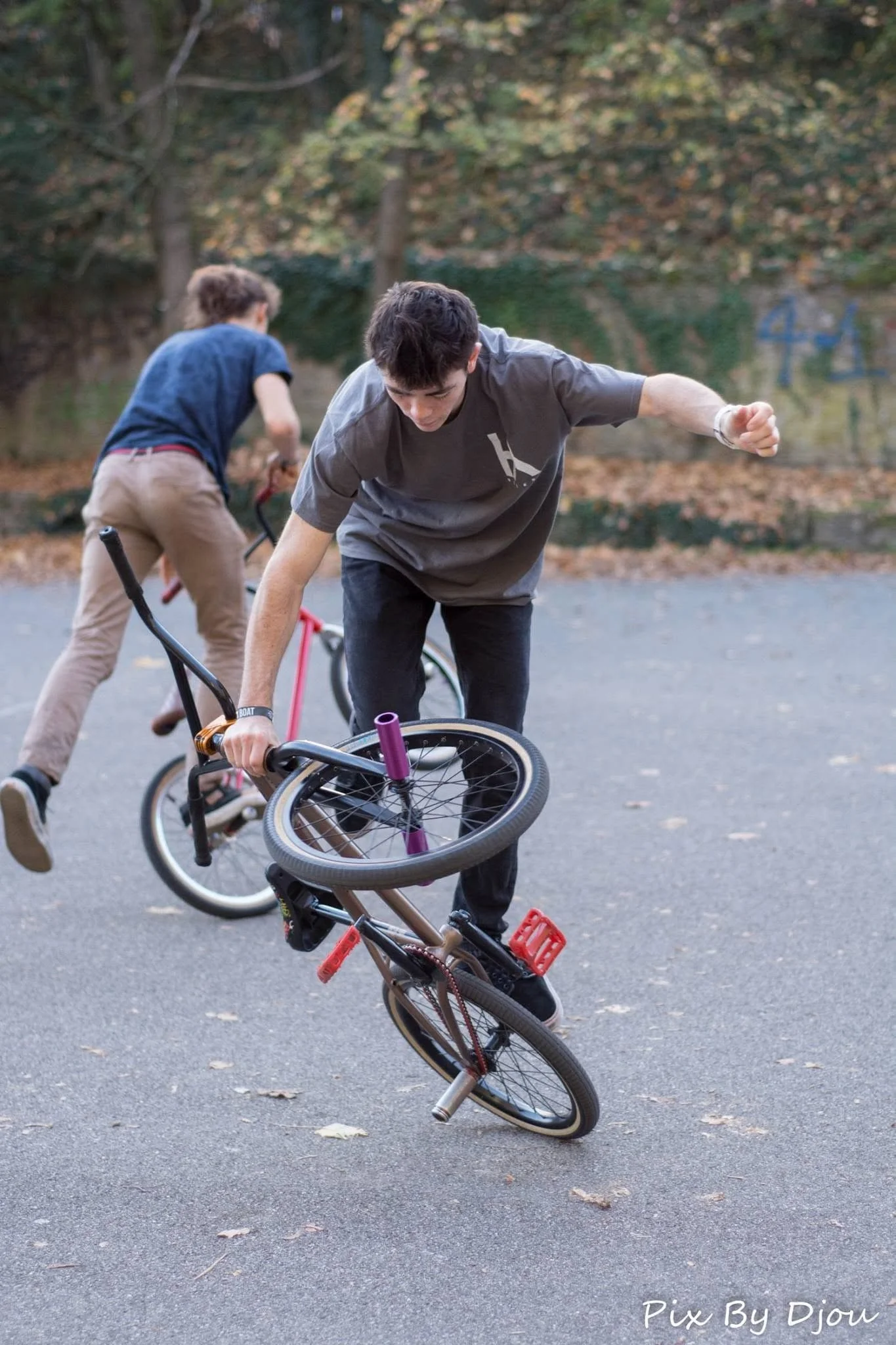 anatole rahain, alors adolescent, s'entraine au BMX
