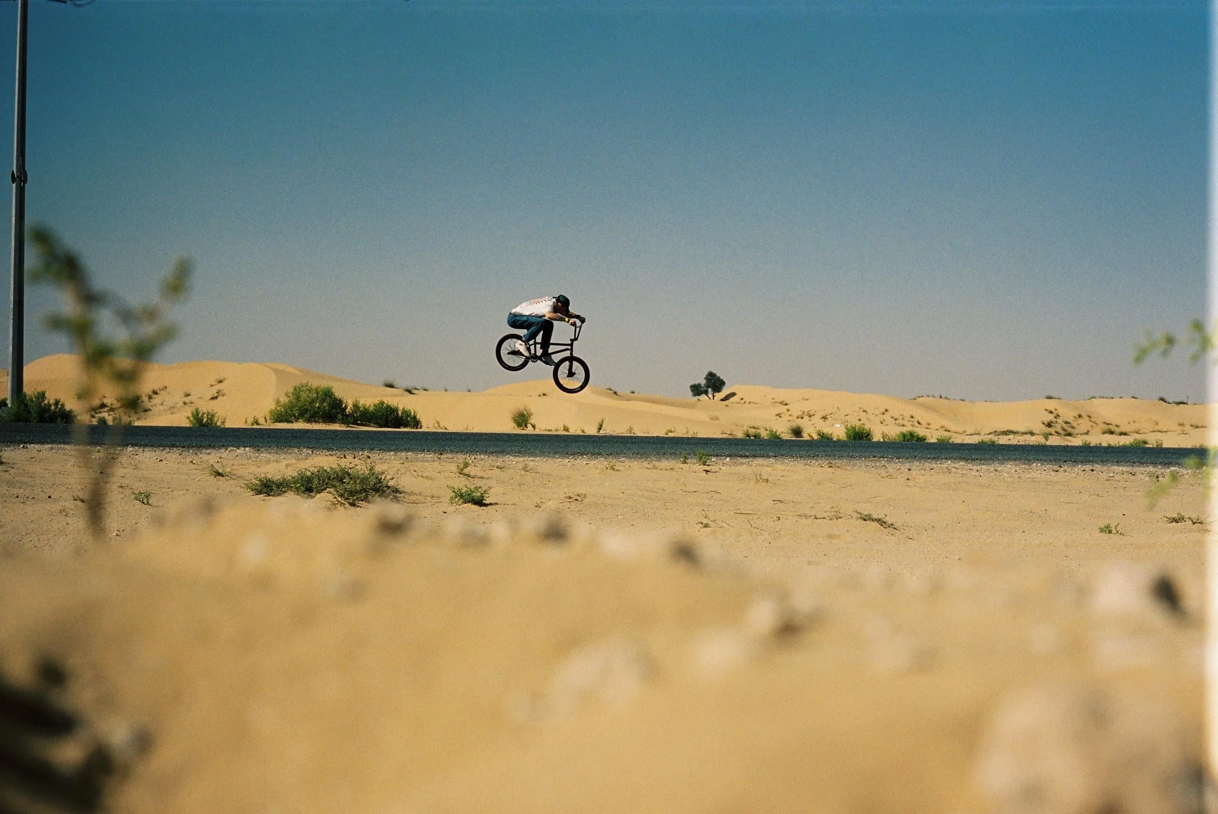 Anatole Rahain effectue une figure dans le desert