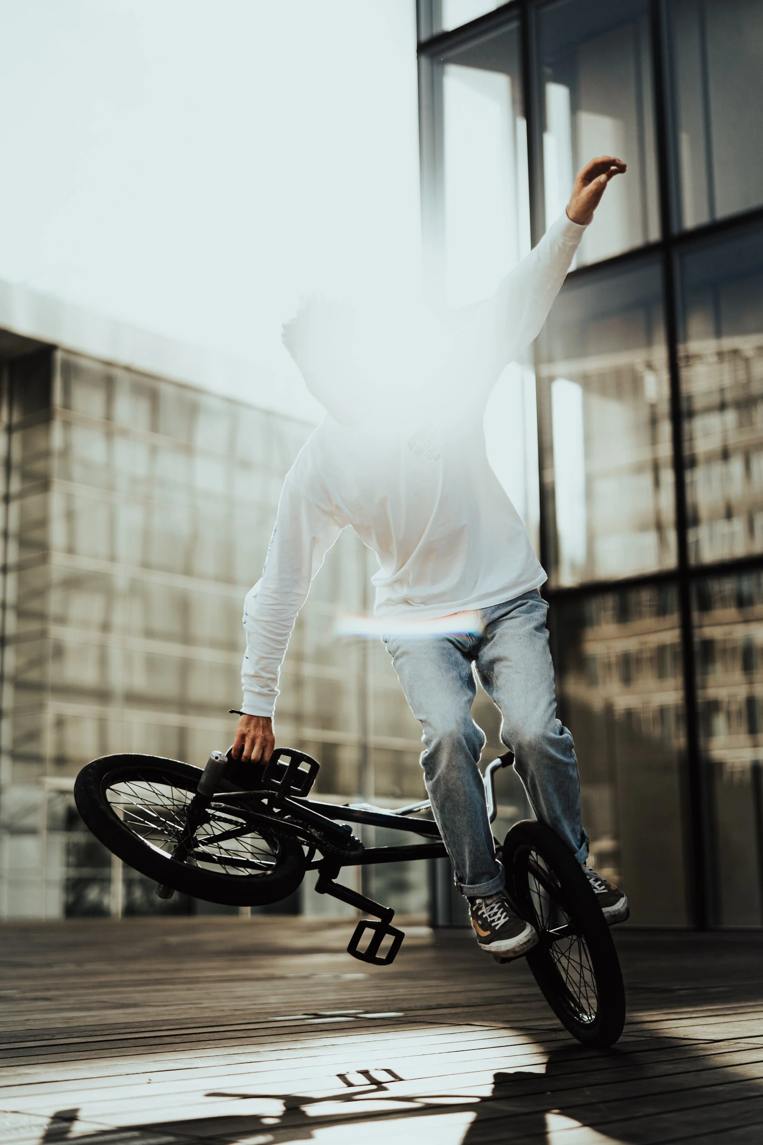 Anatole Rahain effectue une figure devant un paysage urbain, son visage est illuminé par un rayon de soleil