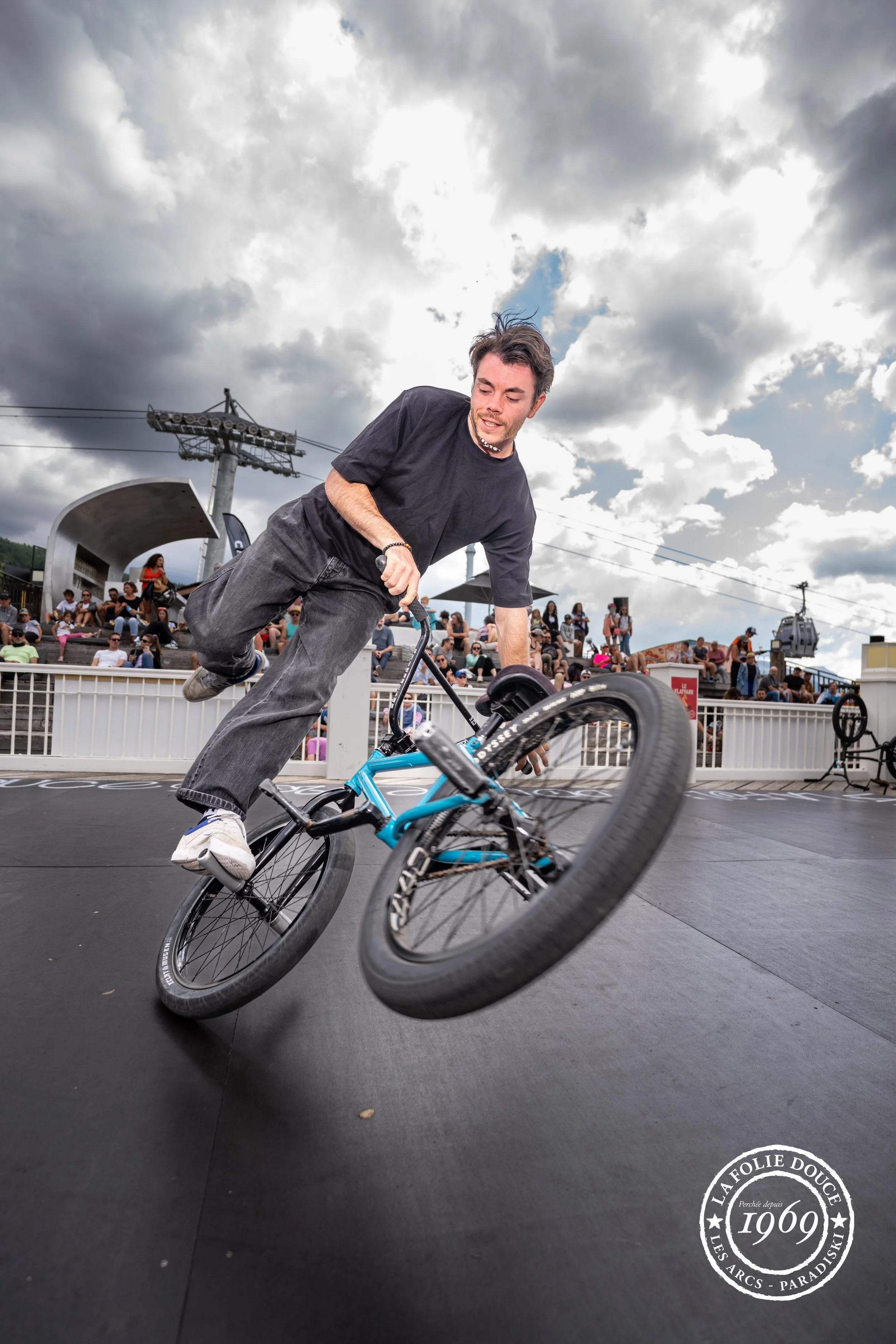 Anatole Rahain en trick de BMX flat sur la scène de La Folie Douce Avoriaz, face aux pistes et aux skieurs
