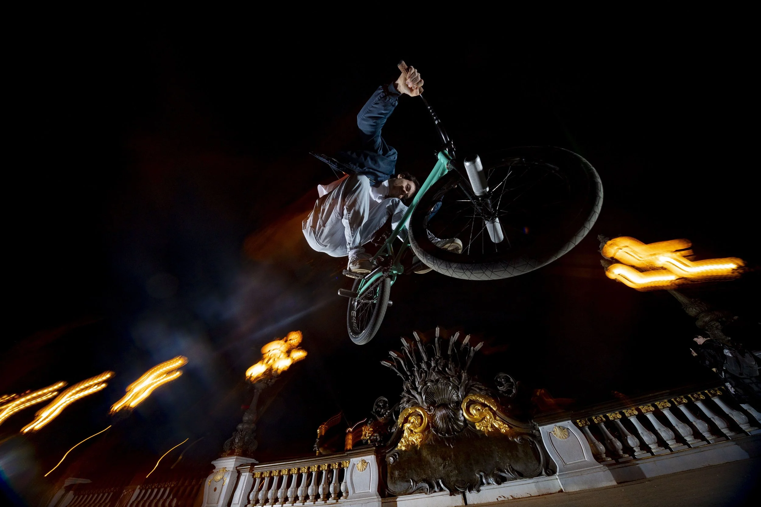 rider BMX en trick sur le pont neuf de nuit