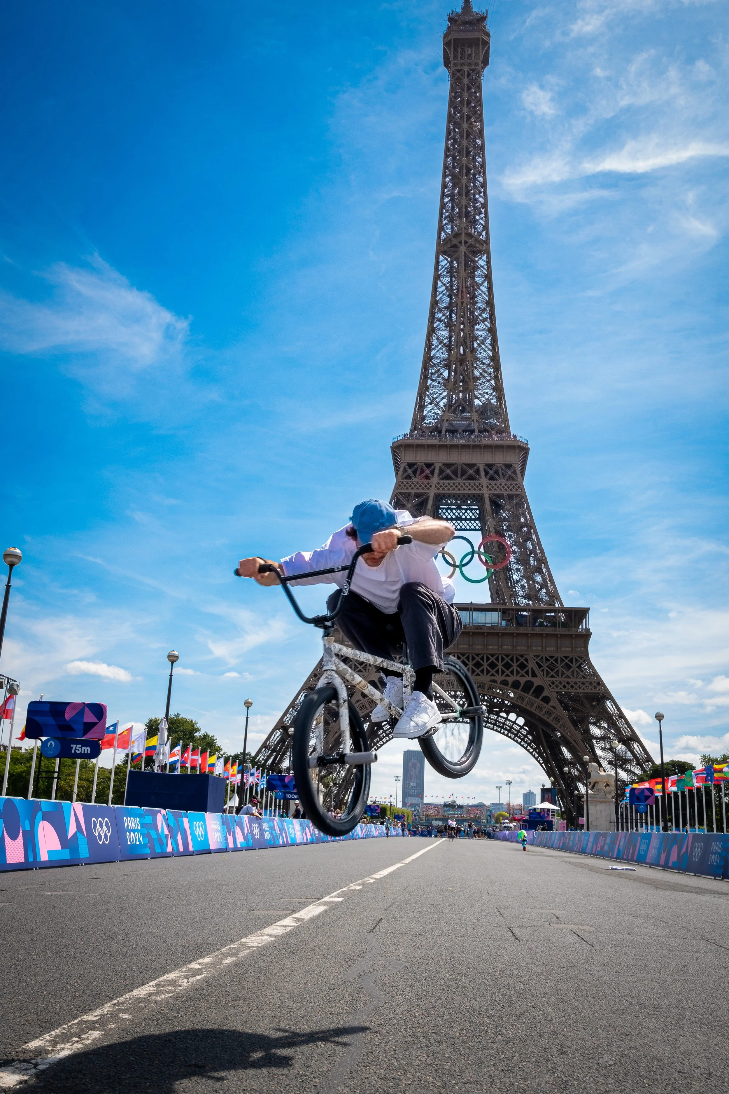 anatole en démonstration de BMX flat aux jeux olympiques, devant la tour eiffel