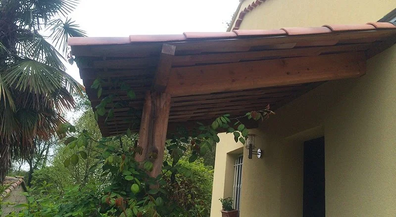 Réalisation d’un auvent en charpente traditionnelle à Vence