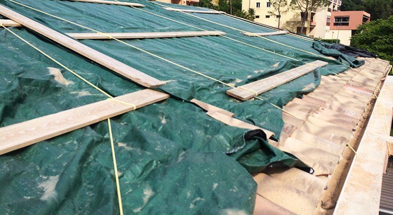Rénovation d’une toiture avec bâchage et pose d’une couverture en PST à Grasse