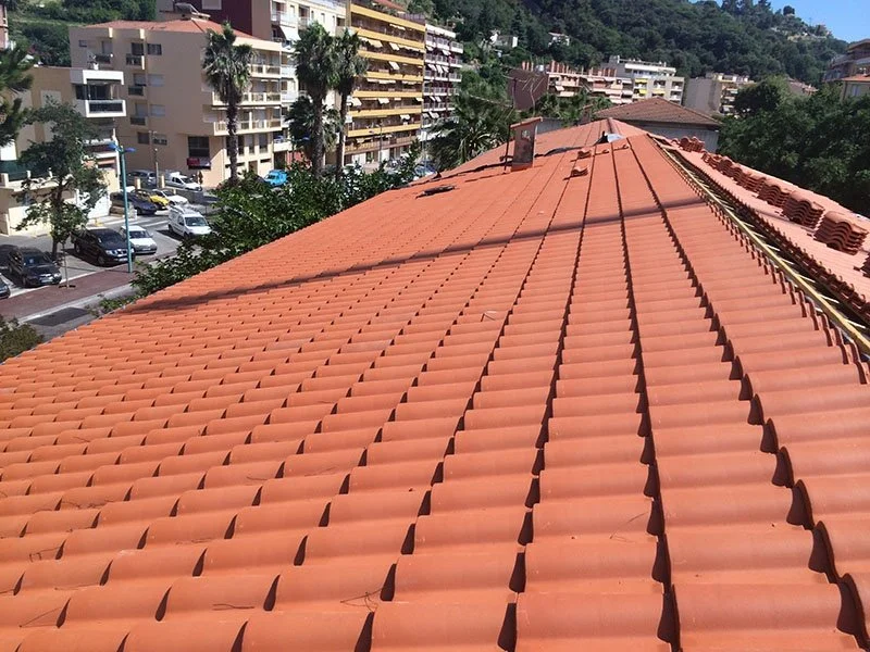 Réfection de la toiture de l’école de Menton en tuiles romanes