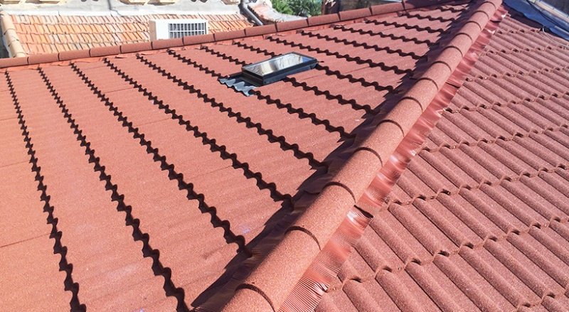 Rénovation d’une toiture en tuiles métalliques à Menton