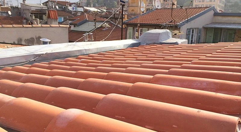 Couverture en tuile canal courant–couvert dans le Vieux-Nice