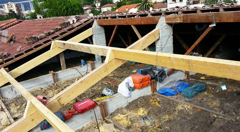 Pose d’une charpente traditionnelle non apparente