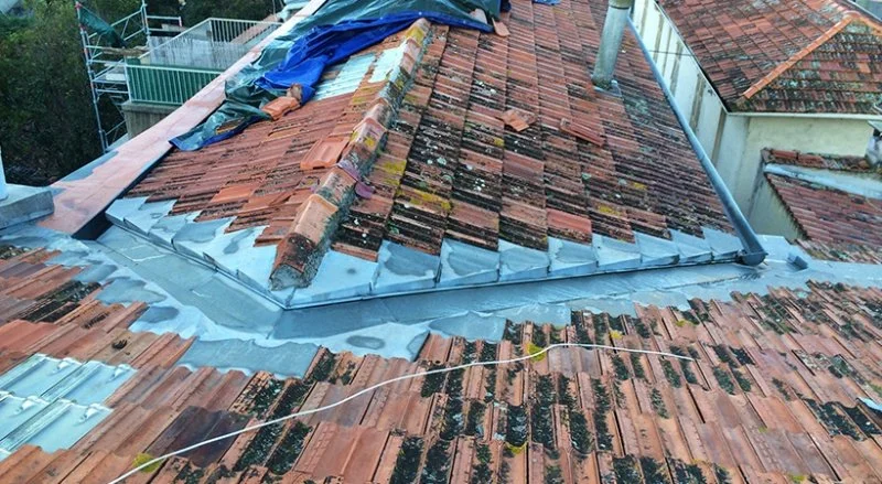 Pose de tuiles de Marseille à Nice – La Trinité