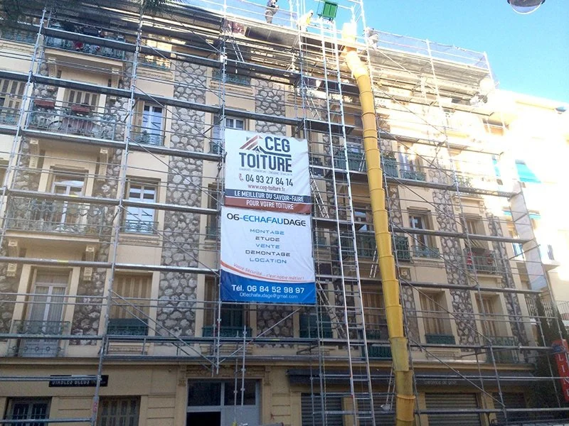 Rénovation de la toiture d’un immeuble à Nice en tuiles de Marseille