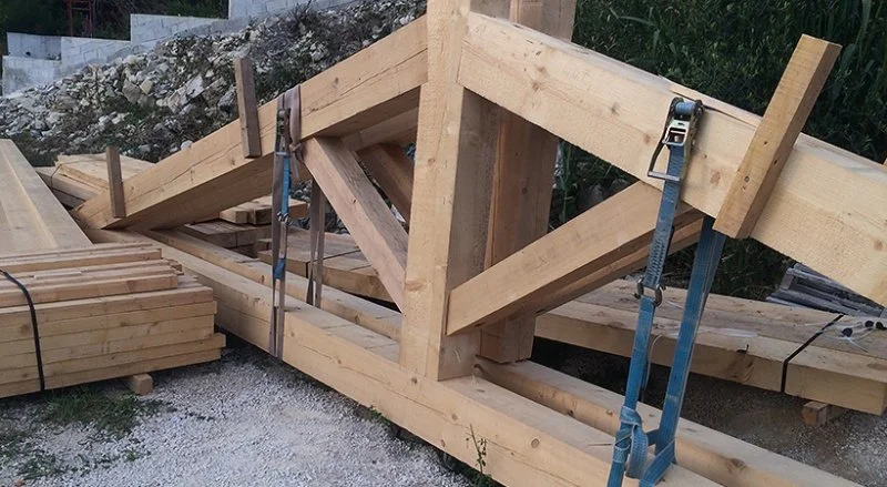 Pose d’une charpente neuve sur un immeuble de bureaux