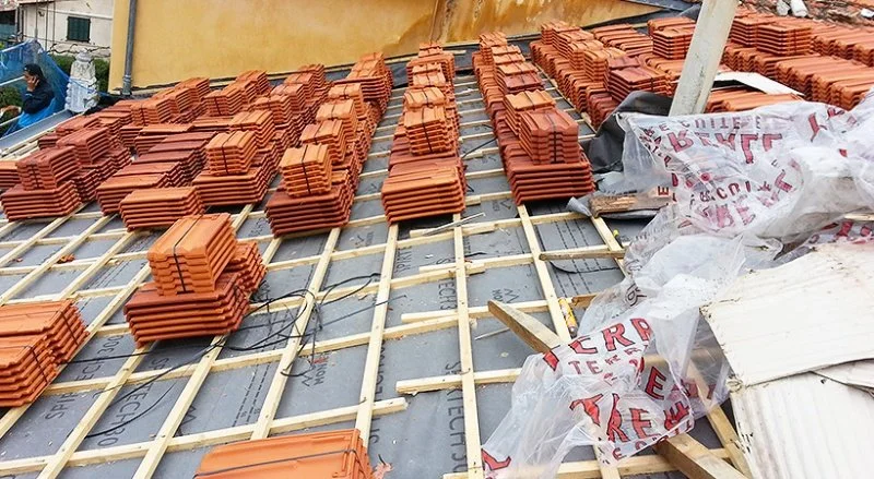 Pose de tuiles de Marseille sur un monument historique à Peille