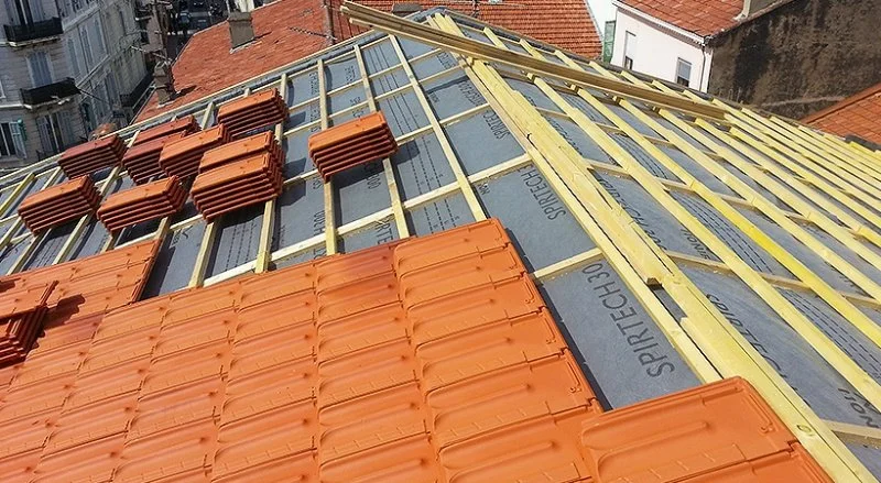 Pose de tuiles de Marseille sur une résidence neuve à Antibes