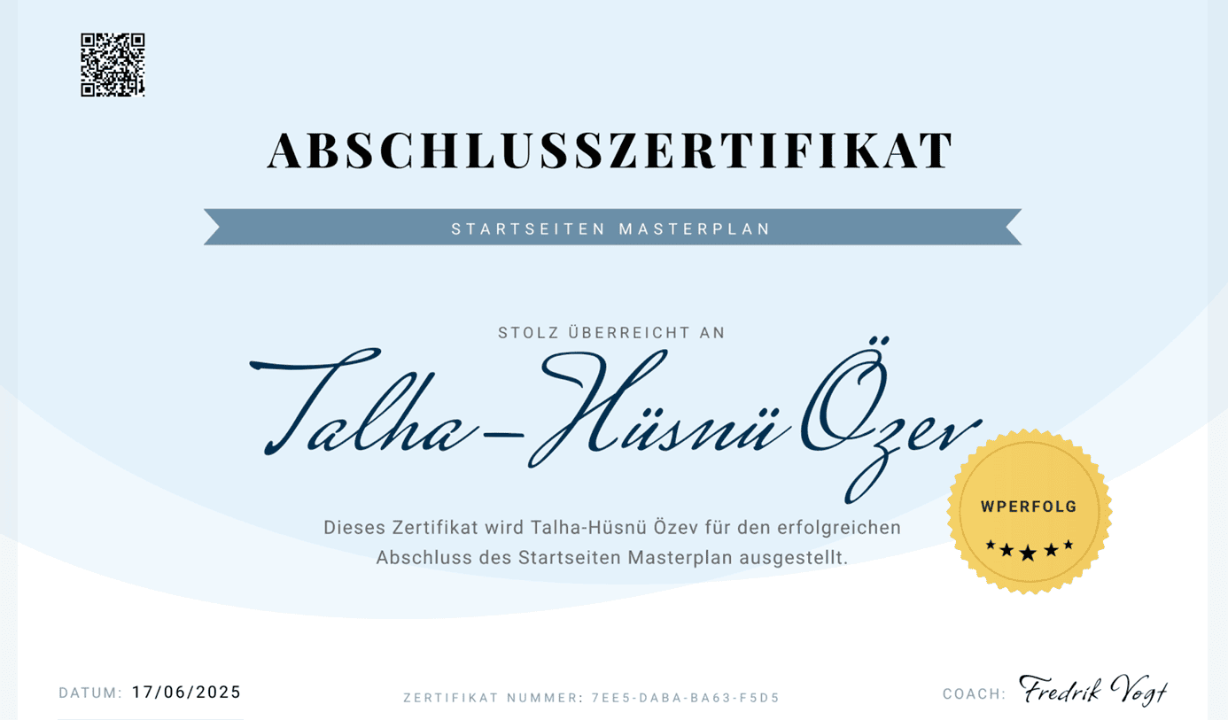 Abschlusszertifikat mit blauem Hintergrund, das stolz Talha Özev für den erfolgreichen Abschluss des Startseiten Masterplans ausstellt wurde, mit einem Goldmedaillensiegel und einem QR-Code oben links.