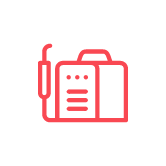 Maletines o estuches en color rojo sobre fondo blanco