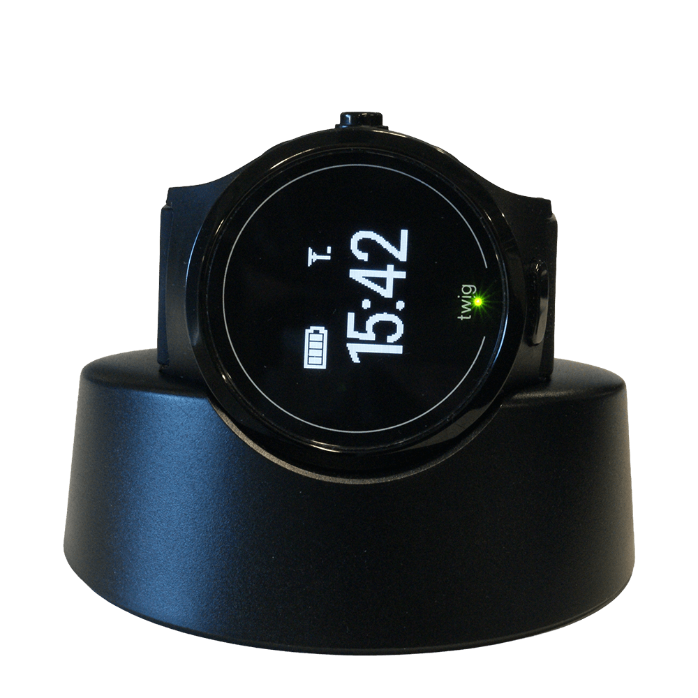 Schwarze Smartwatch mit digitaler Zeitanzeige auf einer Ladestation