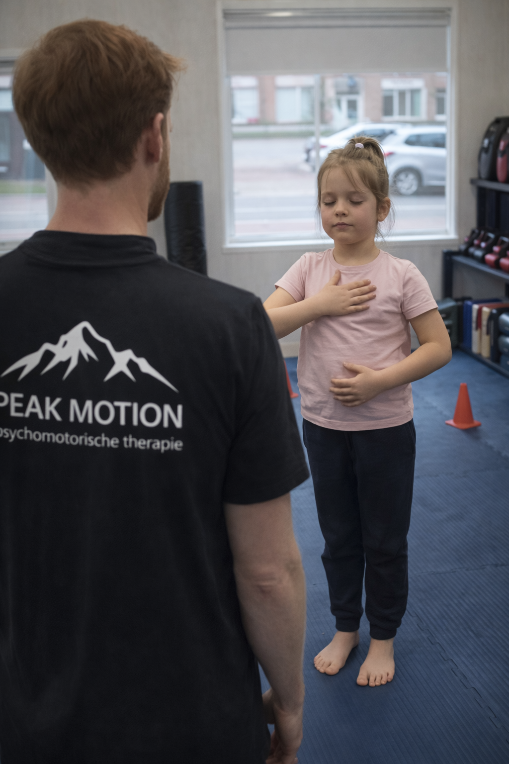 Psychomotorische therapie voor kind en jeugd, begeleid door een therapeut in een oefenruimte.
