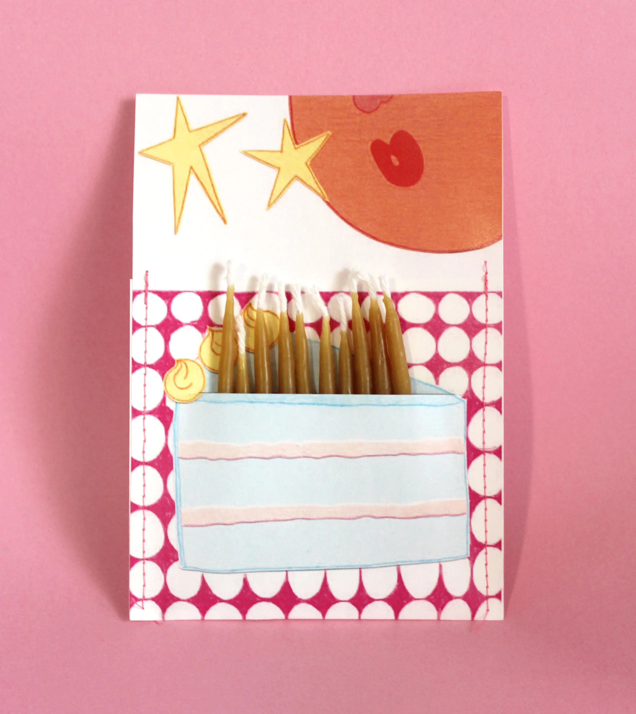 Tarjeta decorativa con dulces en forma de palitos, con ilustraciones de estrellas y un rostro en la esquina superior, sobre fondo rosa.