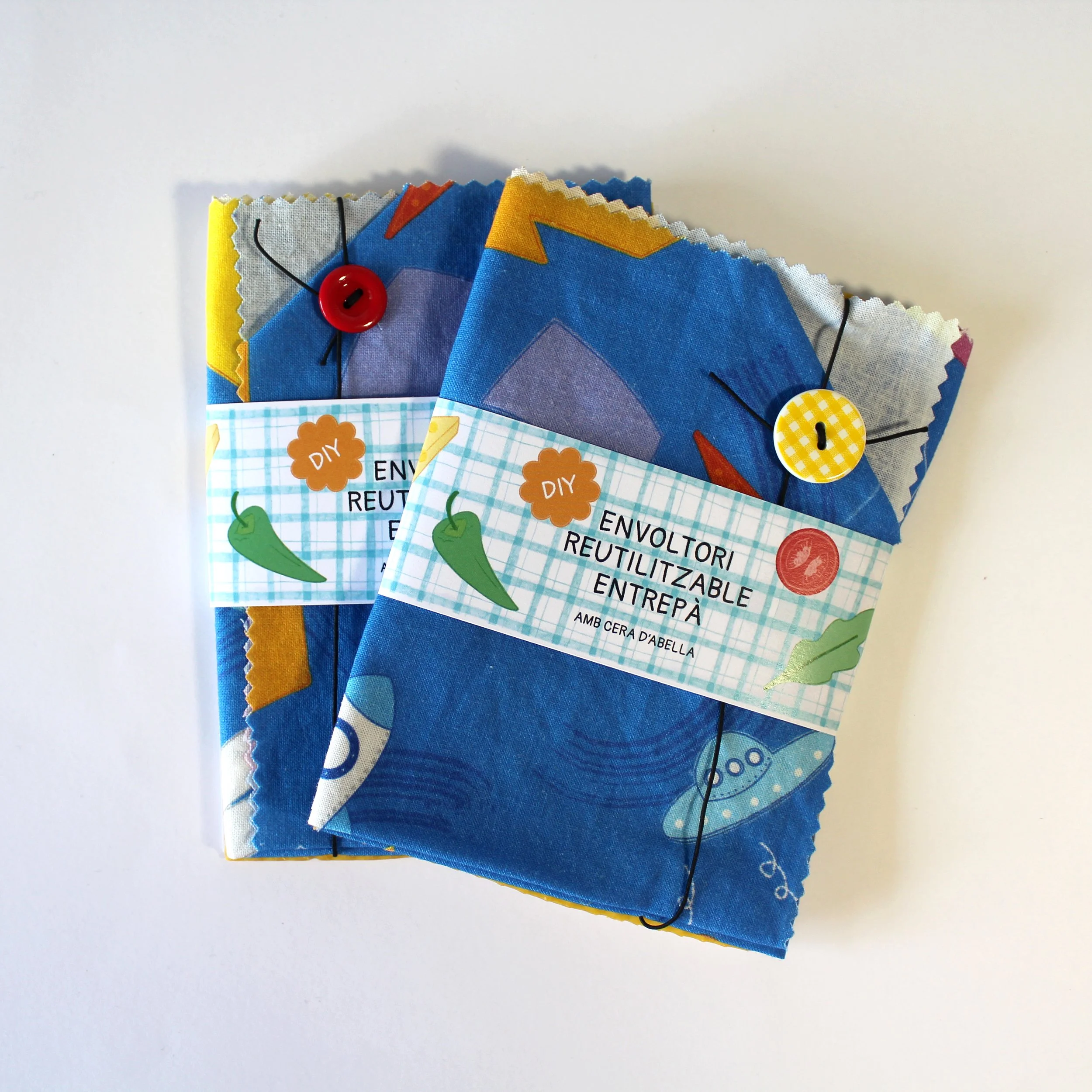 Paquete de envoltorios reutilizables con dibujo de nave espacial y planetas, con etiquetas que indican que son de tela de cera de abeja y aptos para bricolaje.