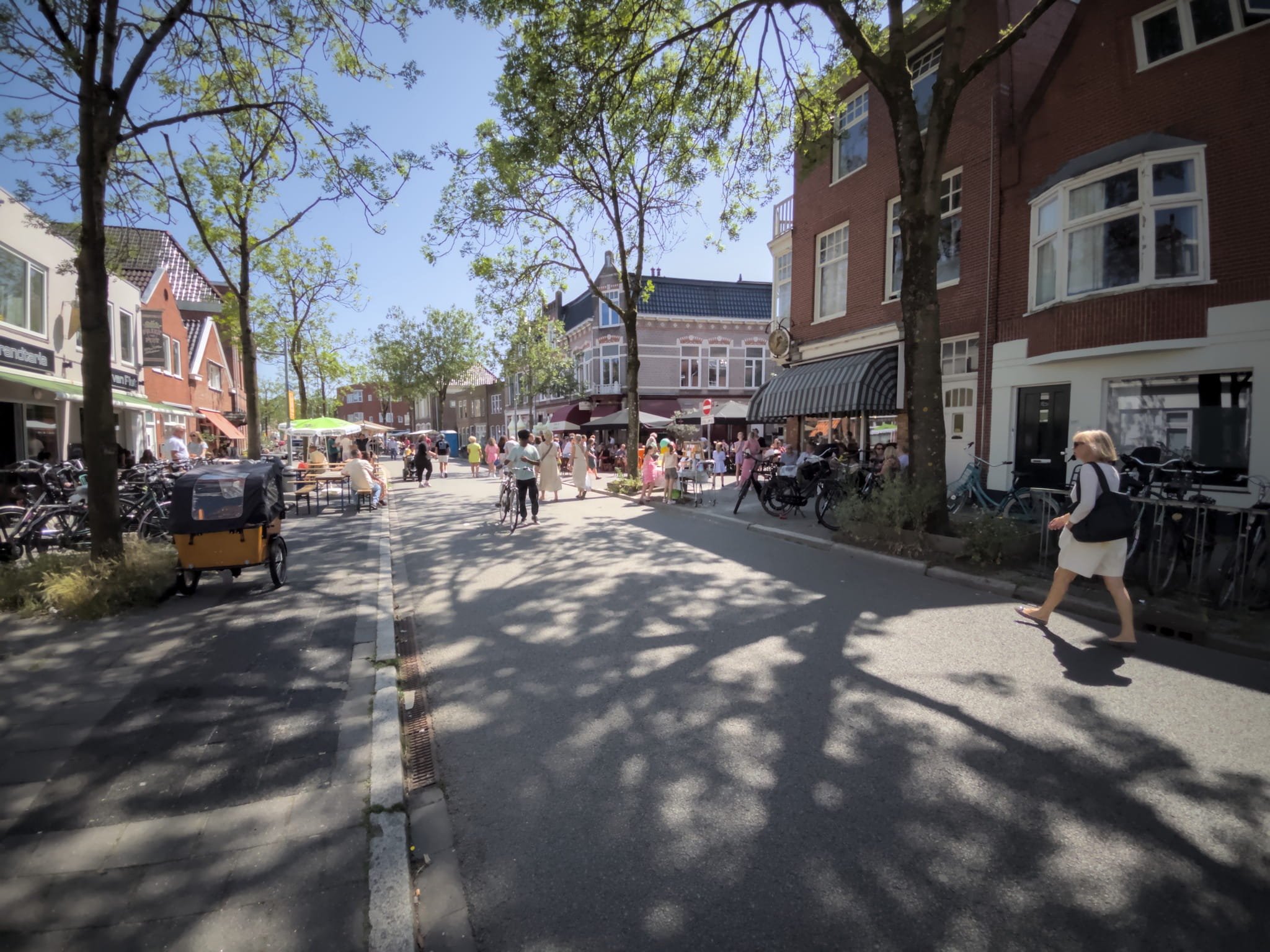 Een foto van de meeuwerderweg op een zomerdag met aan de rechterkant het terras van de Margondiër