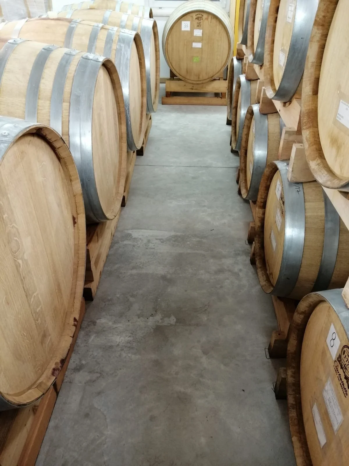 Foto van de barrique vaten die Bonfanti gebruikt in hun wijnkelder. De wijn rijpt in deze vaten.