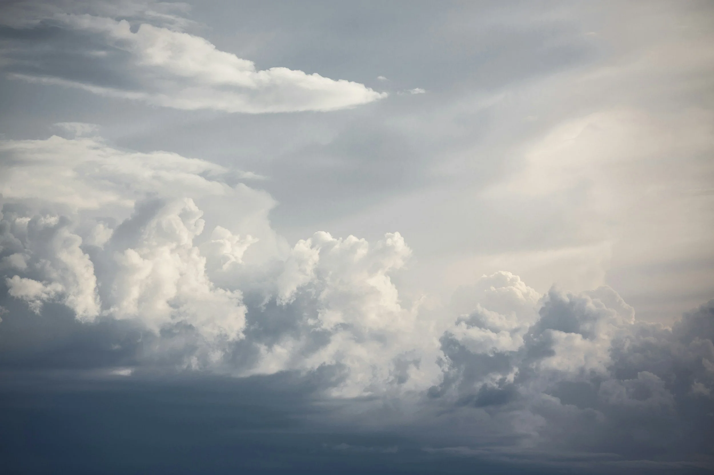 Skyer på grå himmel